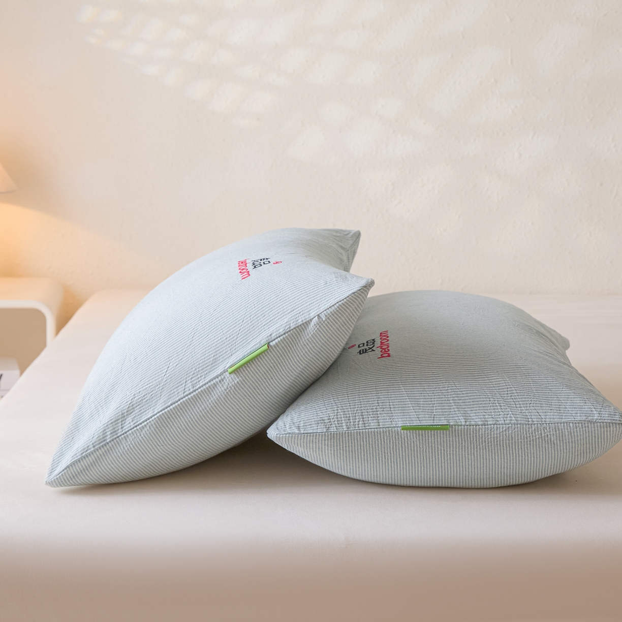 91家纺网 家纺一手货源 找家纺 芬晴家纺 2026新款条纹纯色良品刺绣枕套 条纹-雾霾蓝