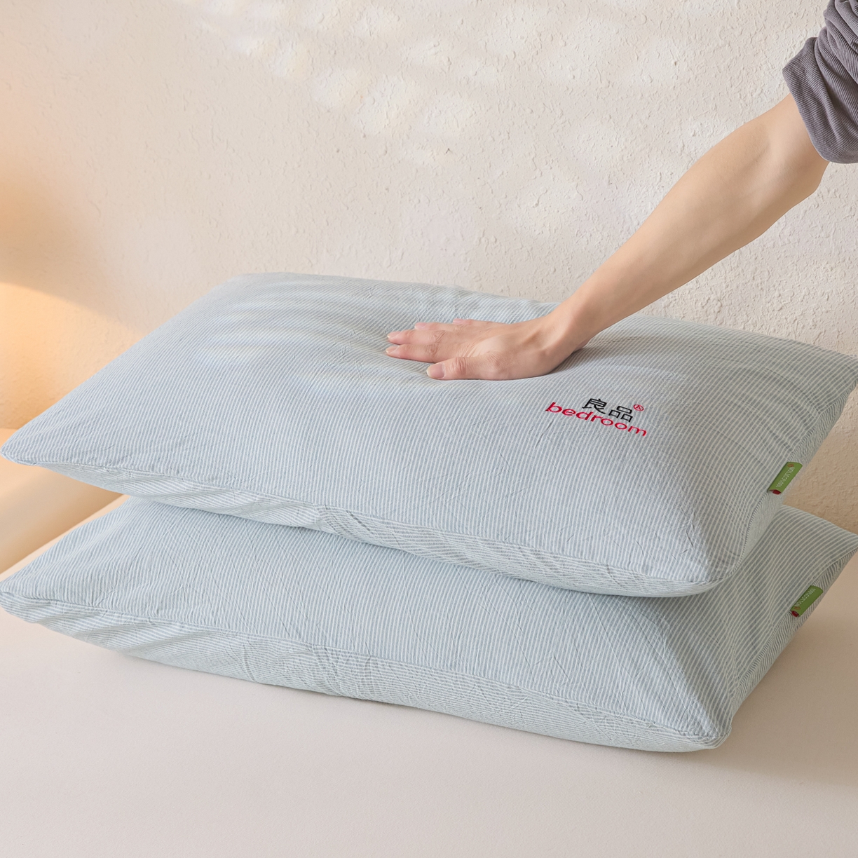 91家纺网 家纺一手货源 找家纺 芬晴家纺 2026新款条纹纯色良品刺绣枕套 条纹-雾霾蓝