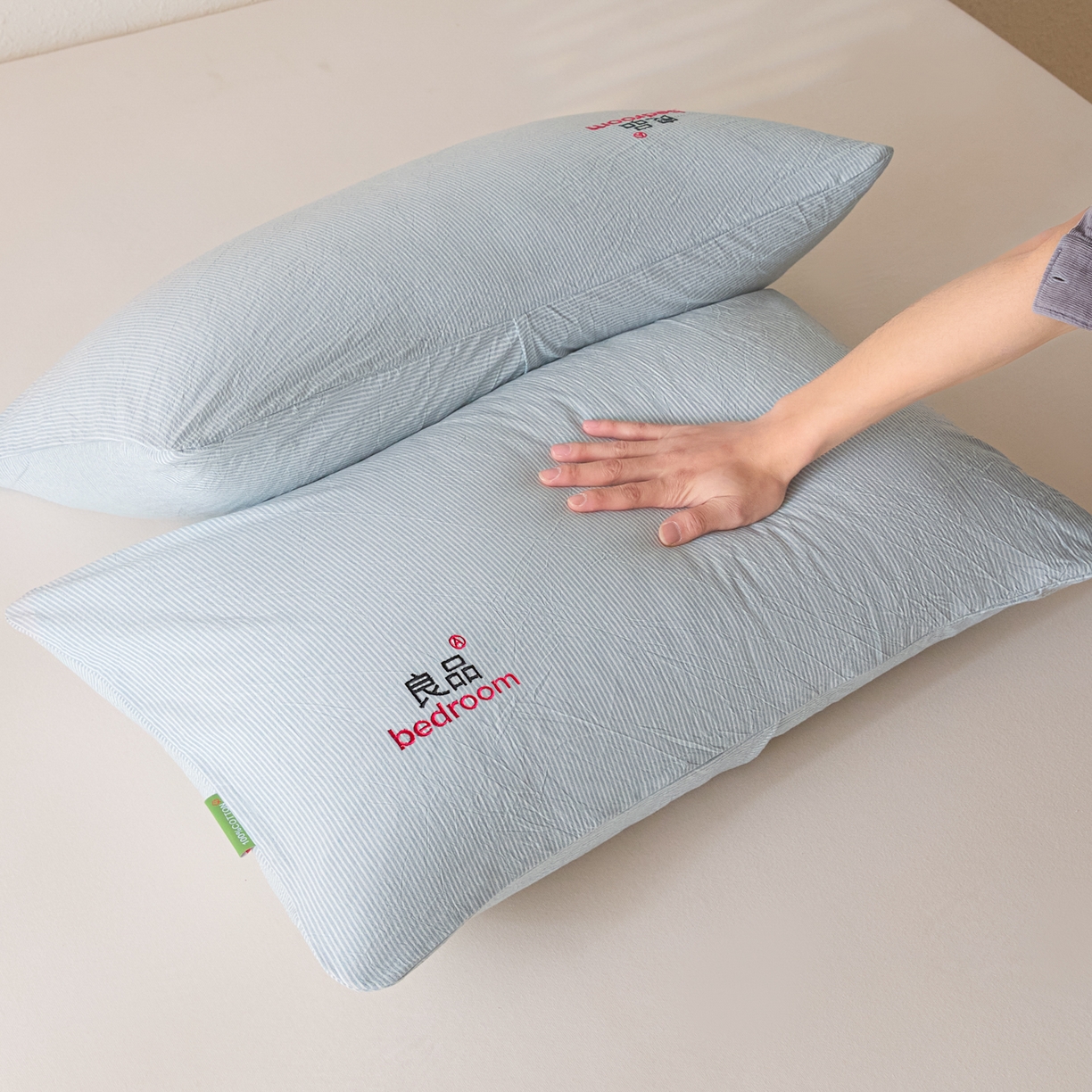 91家纺网 家纺一手货源 找家纺 芬晴家纺 2026新款条纹纯色良品刺绣枕套 条纹-雾霾蓝