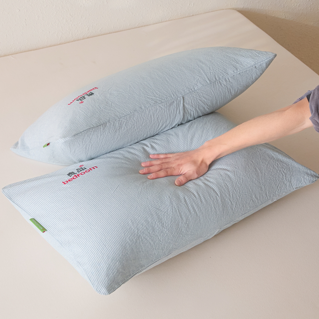 91家纺网 家纺一手货源 找家纺 芬晴家纺 2026新款条纹纯色良品刺绣枕套 条纹-雾霾蓝