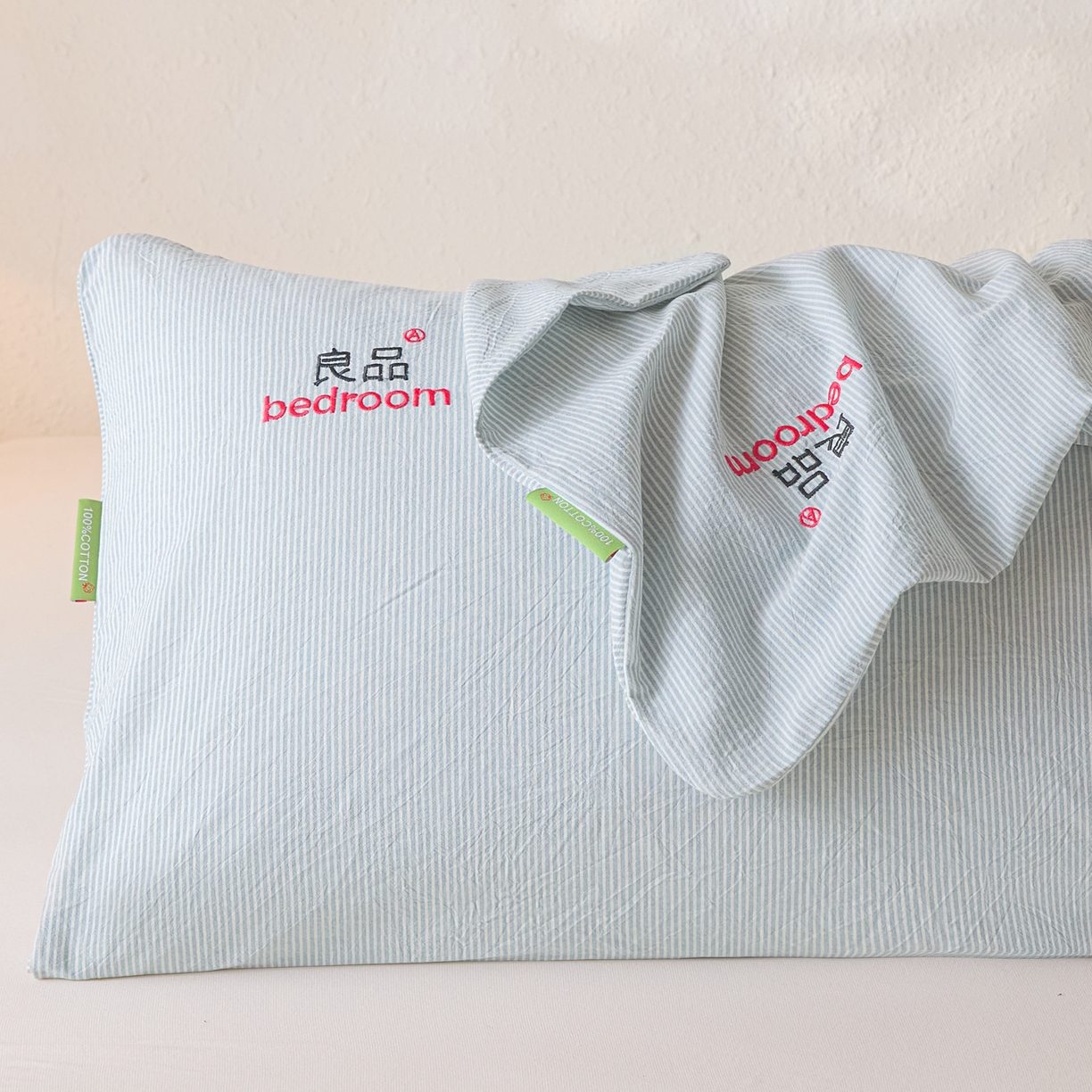 91家纺网 家纺一手货源 找家纺 芬晴家纺 2026新款条纹纯色良品刺绣枕套 条纹-雾霾蓝