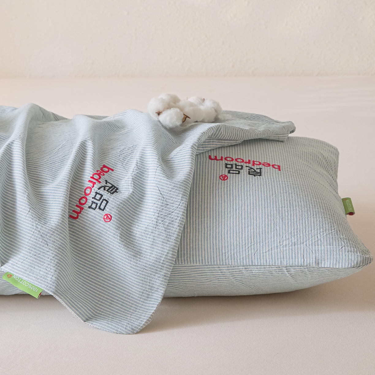 91家纺网 家纺一手货源 找家纺 芬晴家纺 2026新款条纹纯色良品刺绣枕套 条纹-雾霾蓝