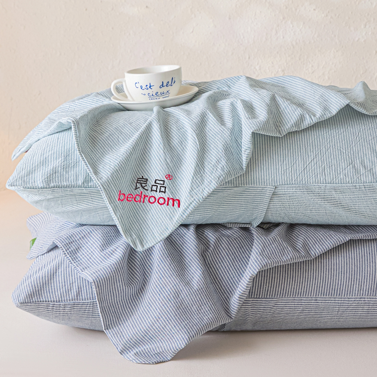 91家纺网 家纺一手货源 找家纺 芬晴家纺 2026新款条纹纯色良品刺绣枕套 条纹-雾霾蓝