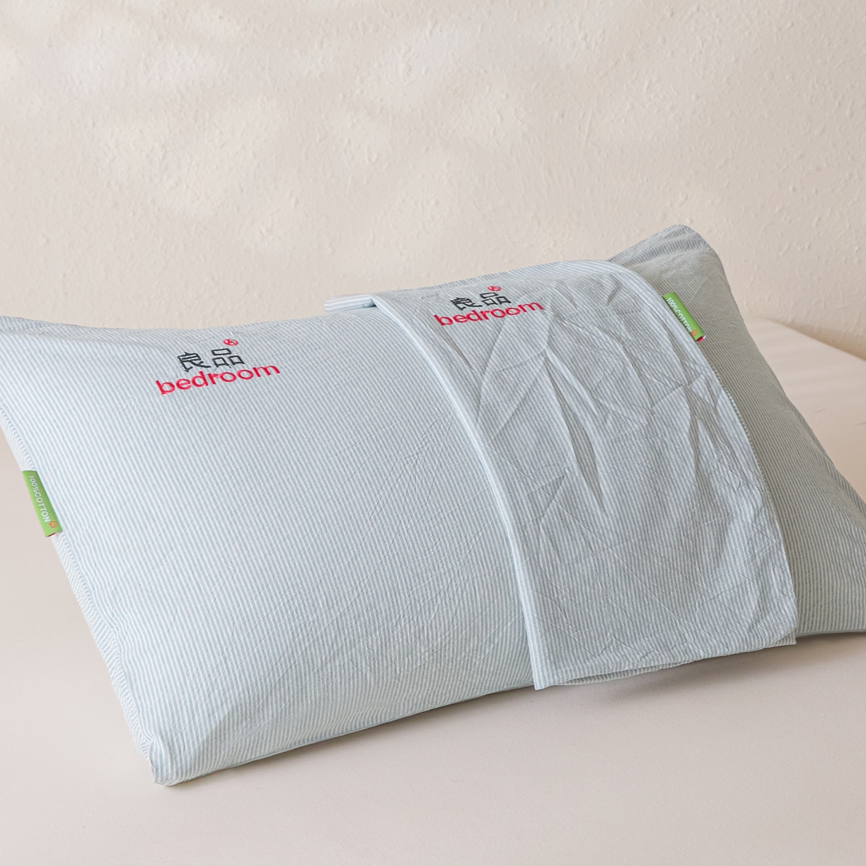 91家纺网 家纺一手货源 找家纺 芬晴家纺 2026新款条纹纯色良品刺绣枕套 条纹-雾霾蓝