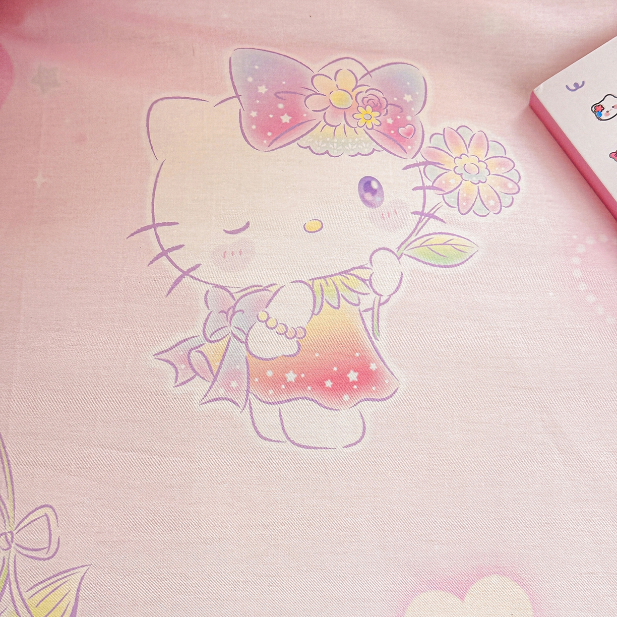 91家纺网 家纺一手货源 找家纺 朵希曼 2026新款三丽鸥全棉印花四件套系列 蘑菇凯蒂