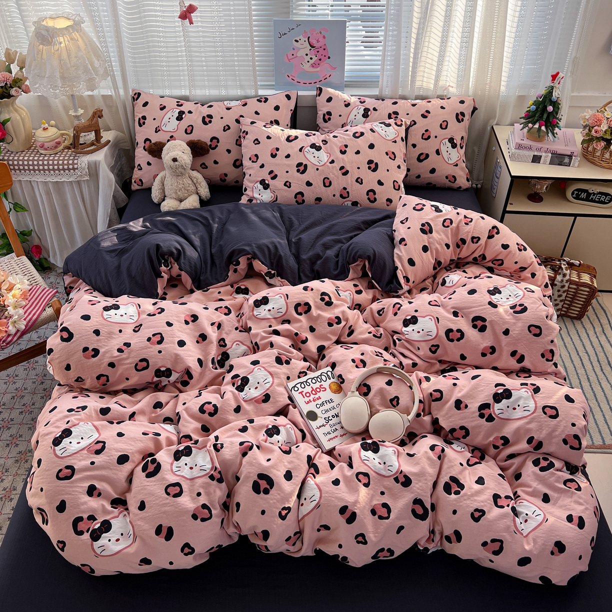 91家纺网 家纺一手货源 找家纺 水木坊 2026新款云感简单款系列四件套 大脸二胡猫粉