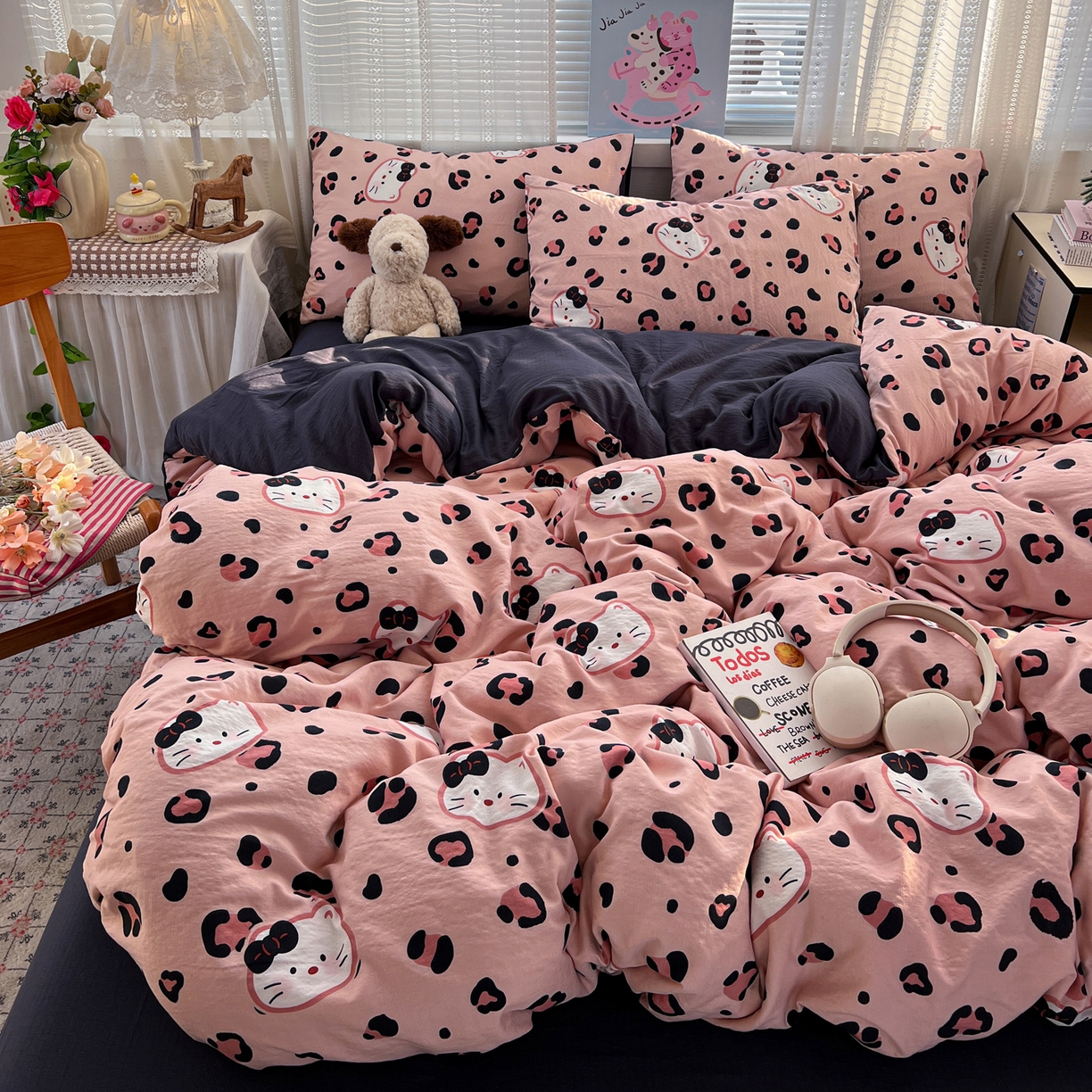 91家纺网 家纺一手货源 找家纺 水木坊 2026新款云感简单款系列四件套 大脸二胡猫粉