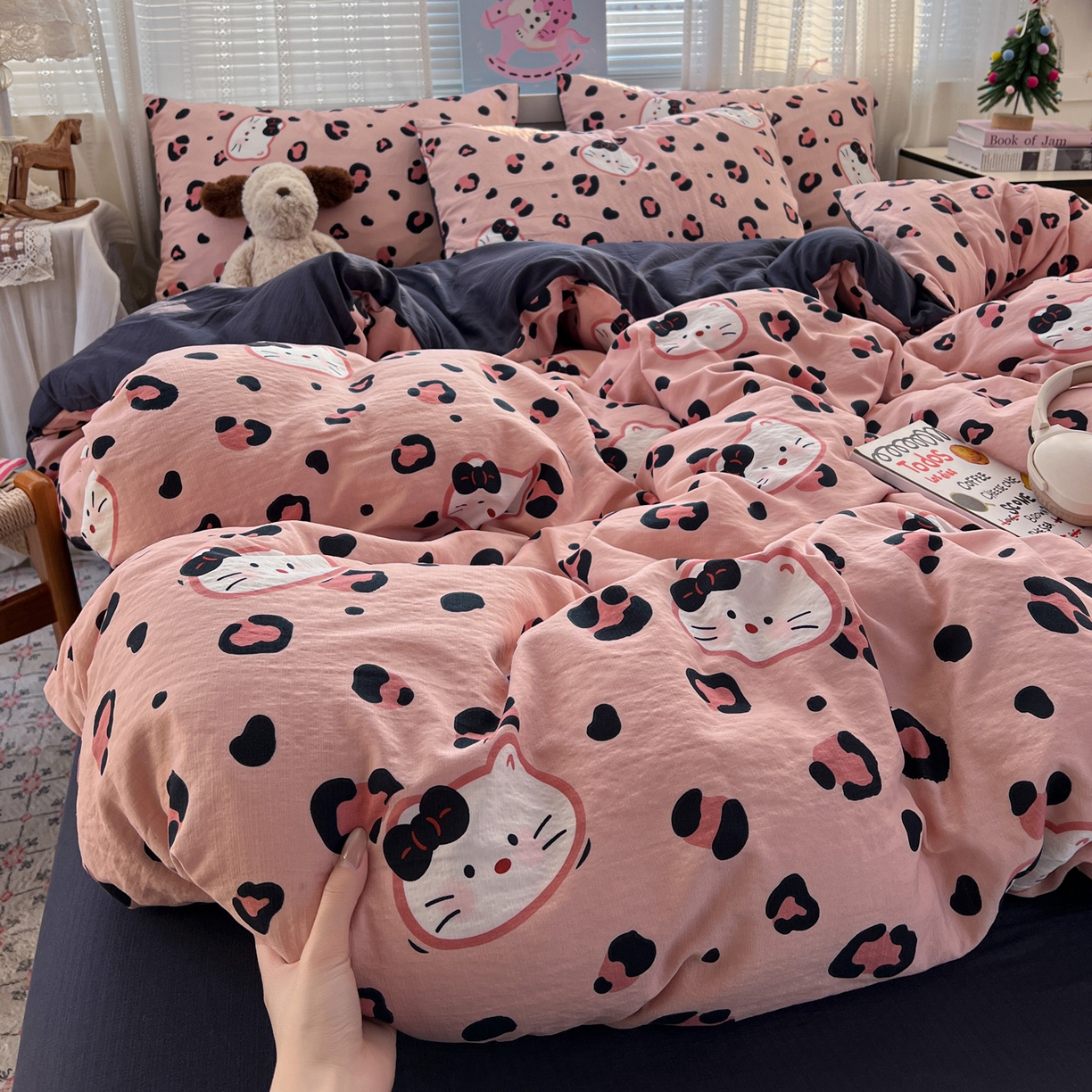 91家纺网 家纺一手货源 找家纺 水木坊 2026新款云感简单款系列四件套 大脸二胡猫粉