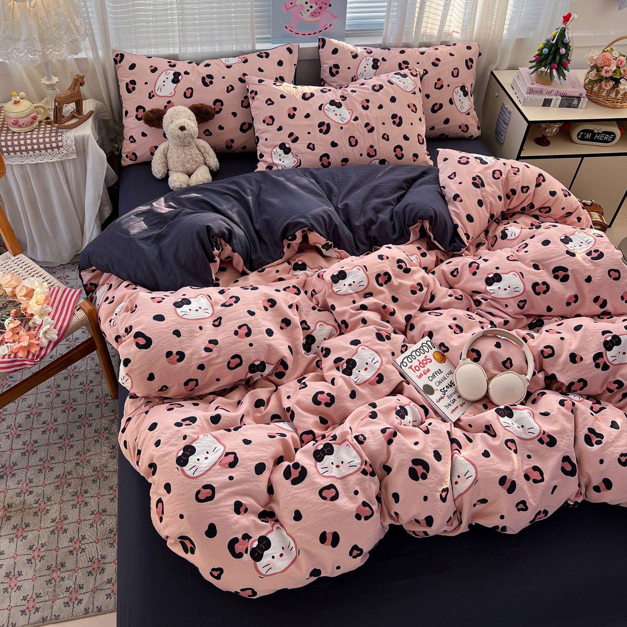 91家纺网 家纺一手货源 找家纺 水木坊 2026新款云感简单款系列四件套 大脸二胡猫粉