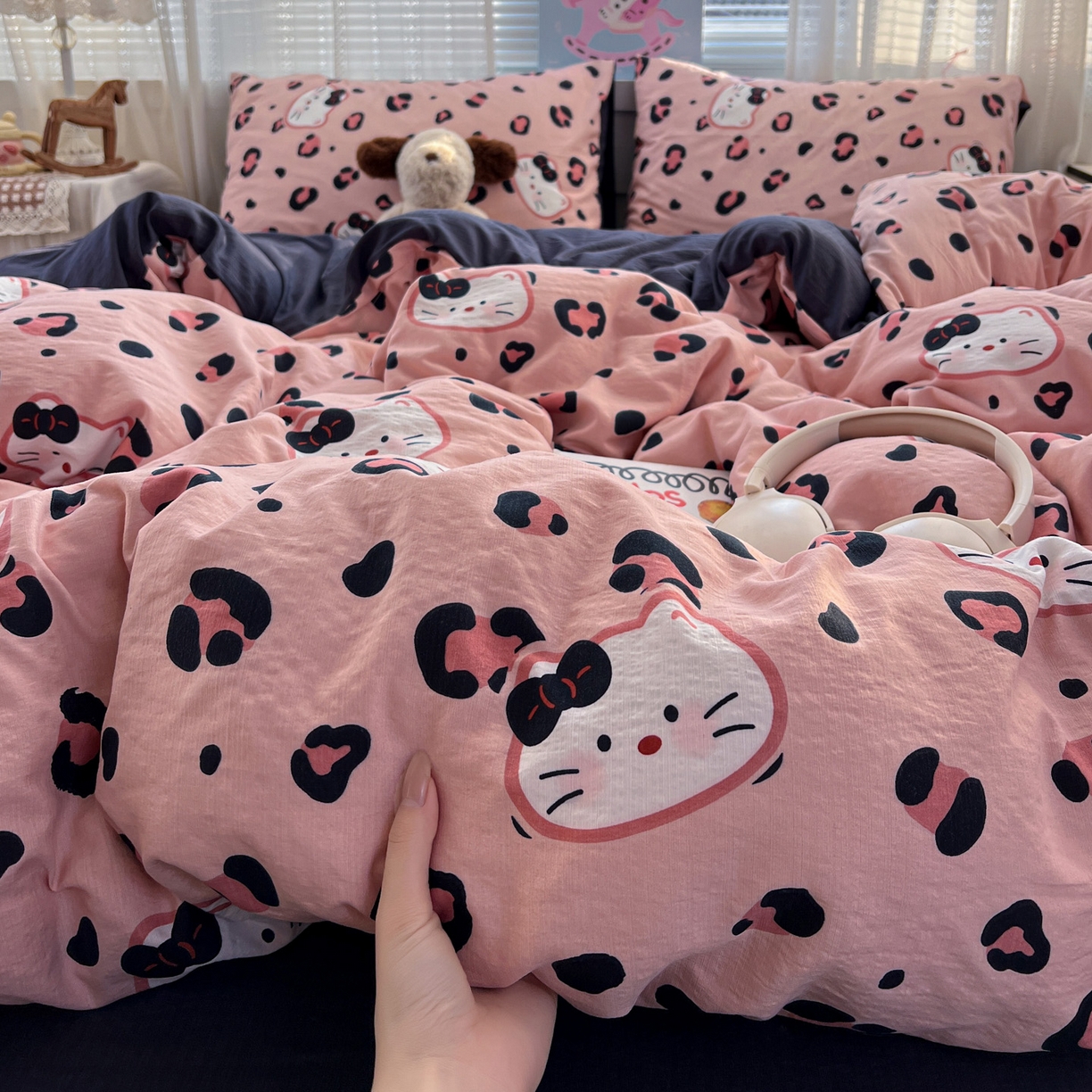 91家纺网 家纺一手货源 找家纺 水木坊 2026新款云感简单款系列四件套 大脸二胡猫粉