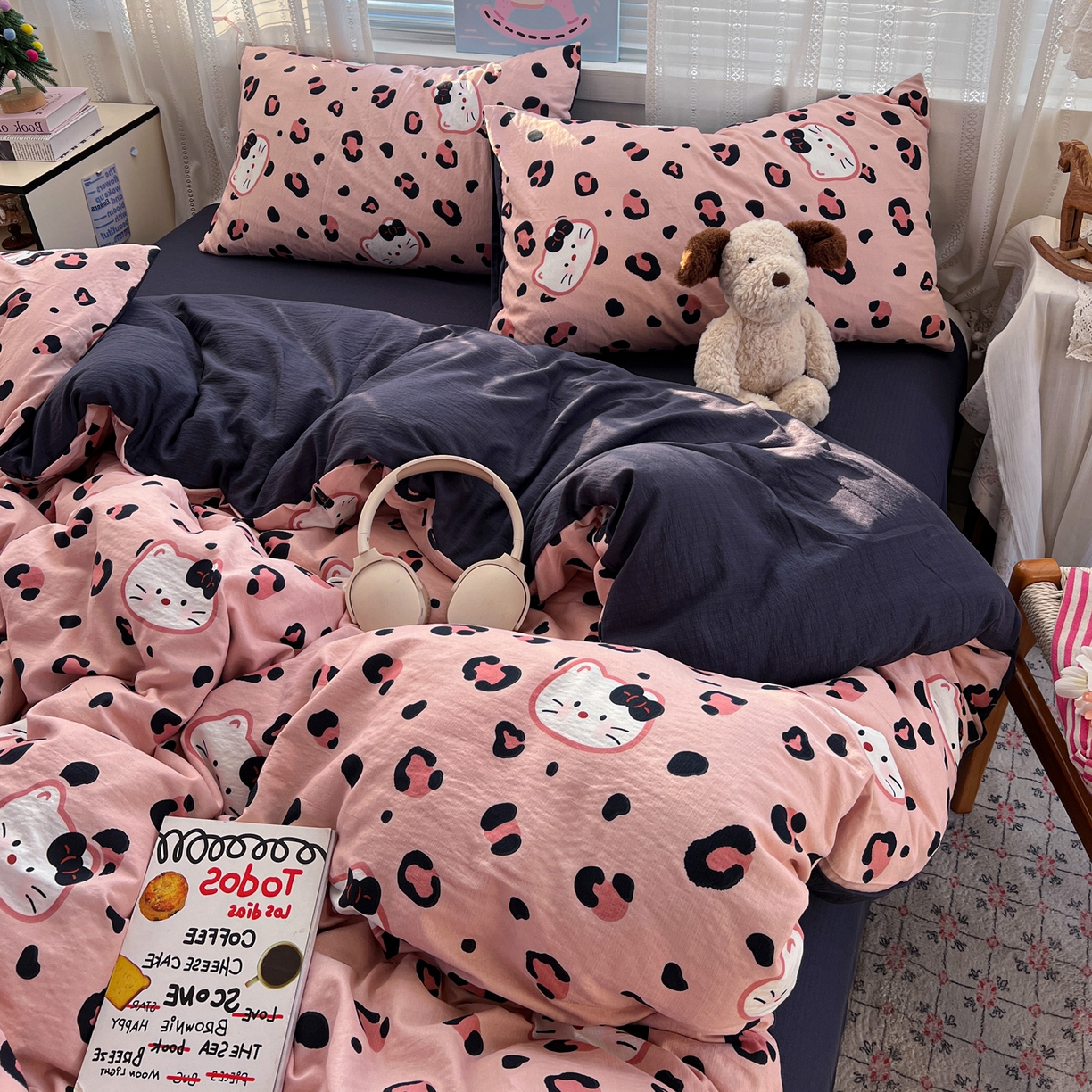 91家纺网 家纺一手货源 找家纺 水木坊 2026新款云感简单款系列四件套 大脸二胡猫粉