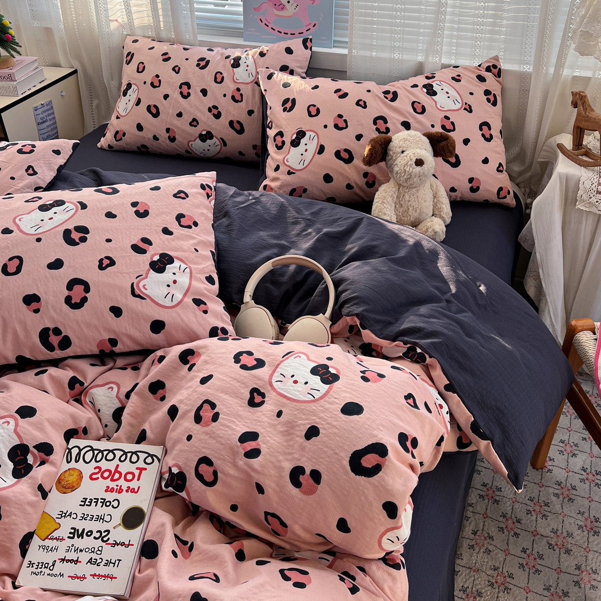 91家纺网 家纺一手货源 找家纺 水木坊 2026新款云感简单款系列四件套 大脸二胡猫粉