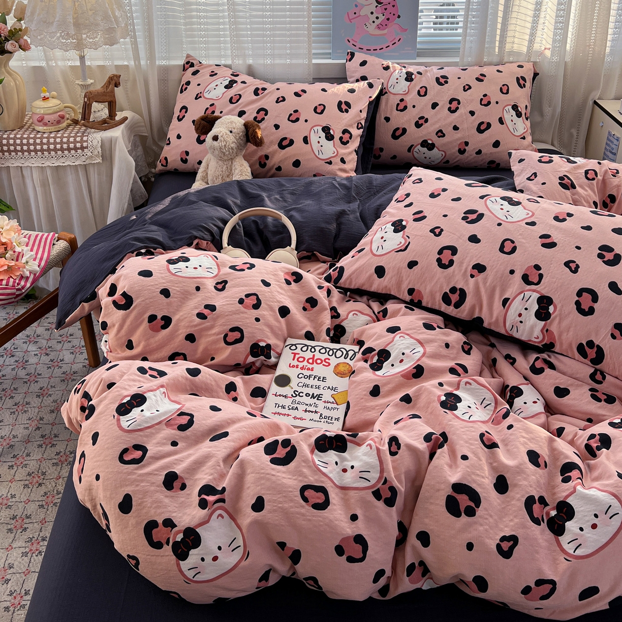 91家纺网 家纺一手货源 找家纺 水木坊 2026新款云感简单款系列四件套 大脸二胡猫粉