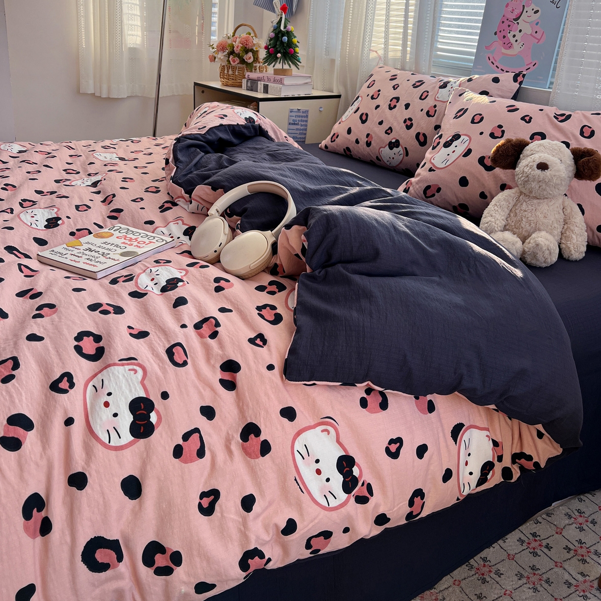 91家纺网 家纺一手货源 找家纺 水木坊 2026新款云感简单款系列四件套 大脸二胡猫粉