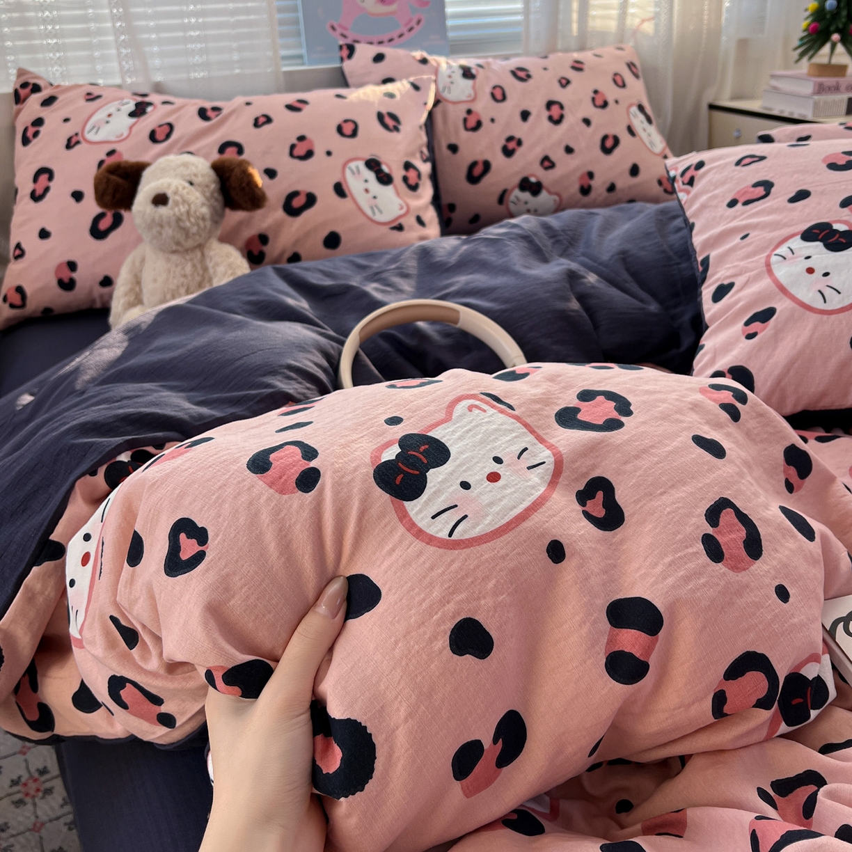 91家纺网 家纺一手货源 找家纺 水木坊 2026新款云感简单款系列四件套 大脸二胡猫粉