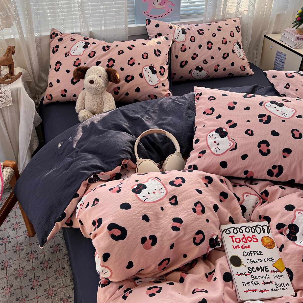 91家纺网 家纺一手货源 找家纺 水木坊 2026新款云感简单款系列四件套 大脸二胡猫粉