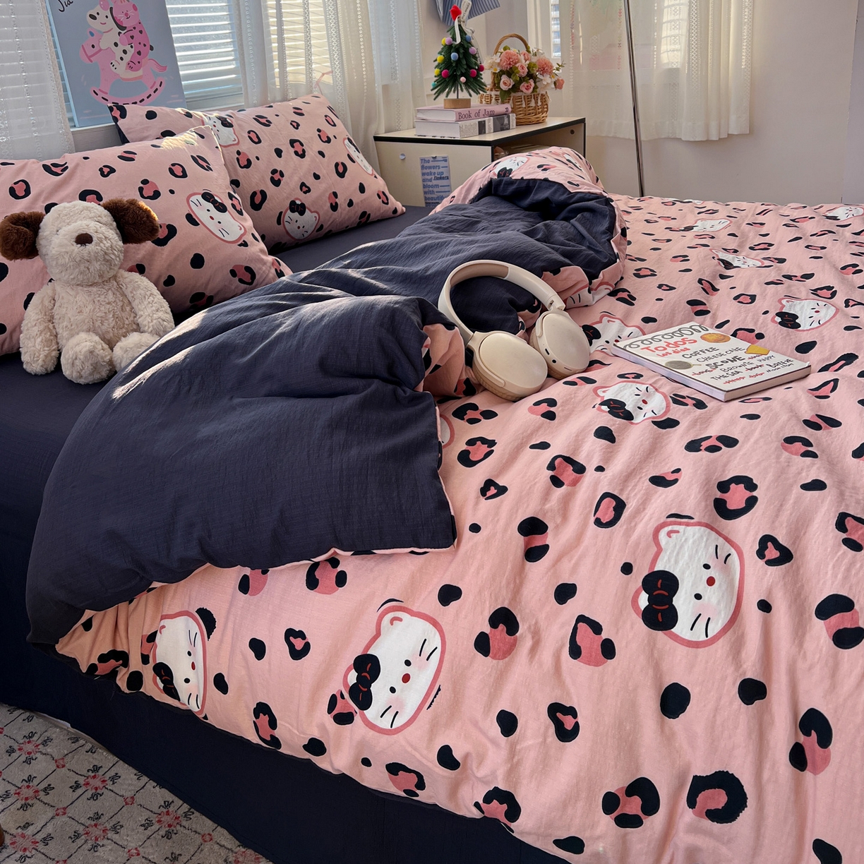 91家纺网 家纺一手货源 找家纺 水木坊 2026新款云感简单款系列四件套 大脸二胡猫粉