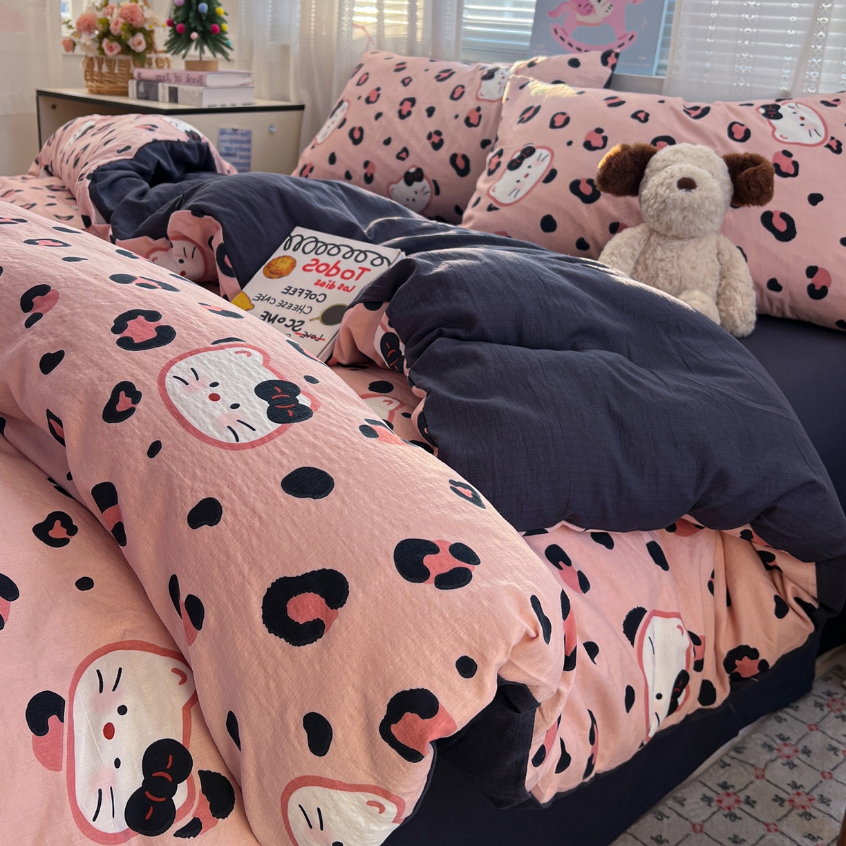 91家纺网 家纺一手货源 找家纺 水木坊 2026新款云感简单款系列四件套 大脸二胡猫粉