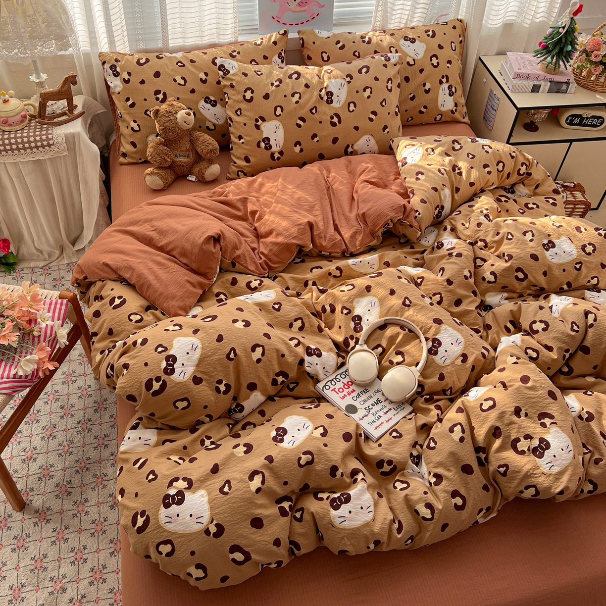 91家纺网 家纺一手货源 找家纺 水木坊 2026新款云感简单款系列四件套 大脸二胡猫咖