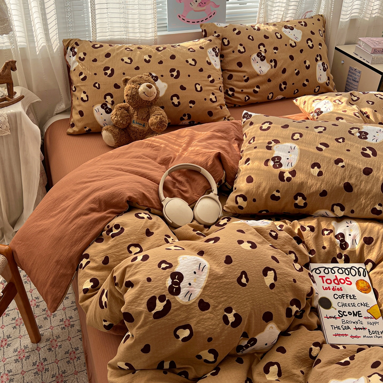 91家纺网 家纺一手货源 找家纺 水木坊 2026新款云感简单款系列四件套 大脸二胡猫咖