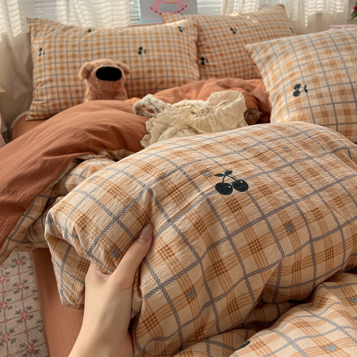 91家纺网 家纺一手货源 找家纺 水木坊 2026新款云感简单款系列四件套 焦糖樱桃