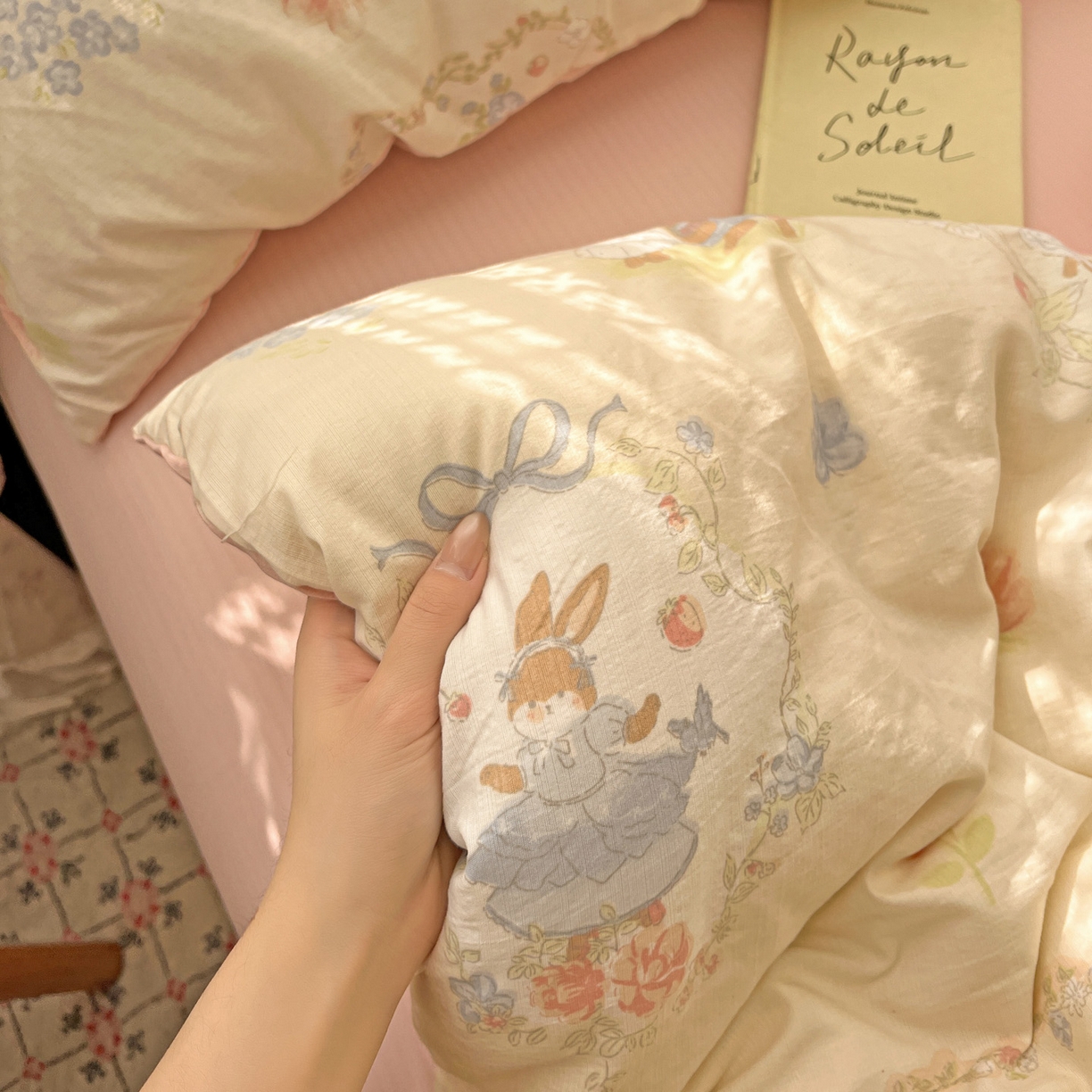 91家纺网 家纺一手货源 找家纺 水木坊 2026新款云感简单款系列四件套 镜子里的兔