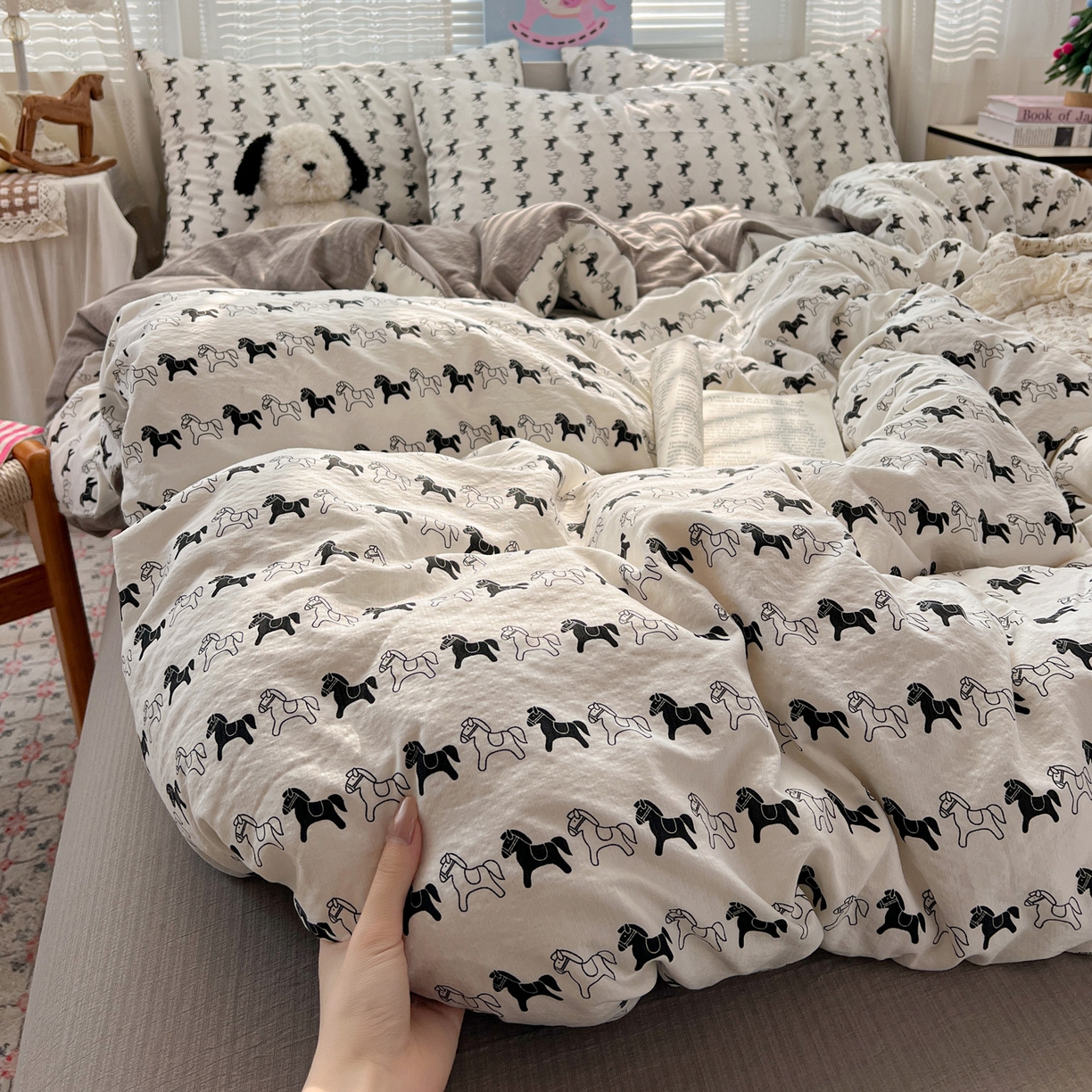 91家纺网 家纺一手货源 找家纺 水木坊 2026新款云感简单款系列四件套 木马