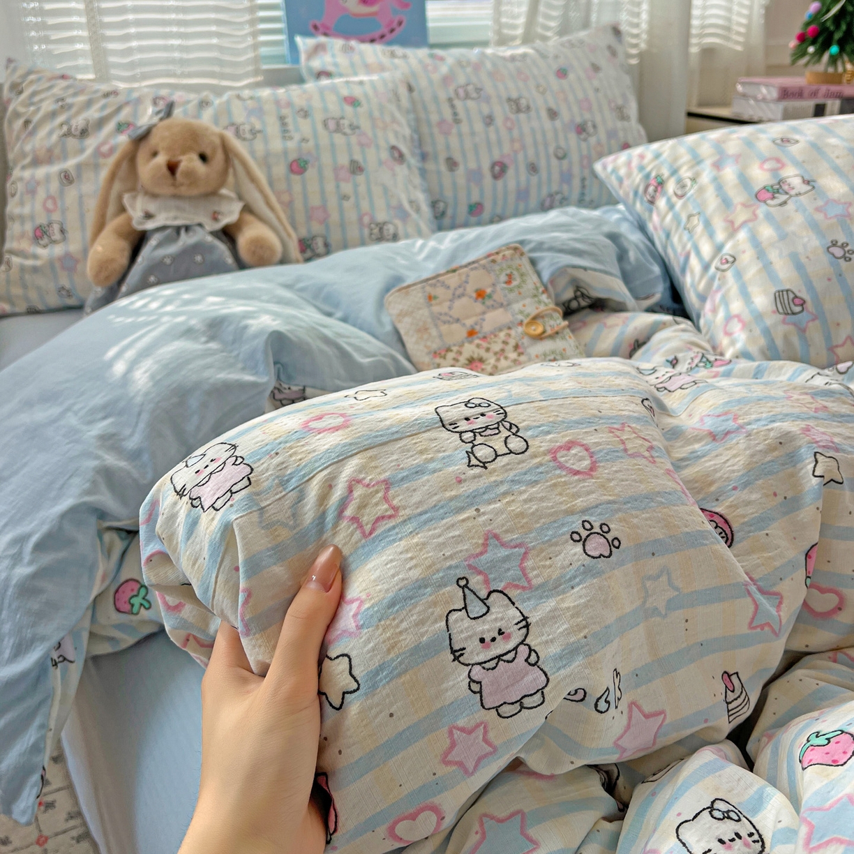 91家纺网 家纺一手货源 找家纺 水木坊 2026新款云感简单款系列四件套 切块草莓猫