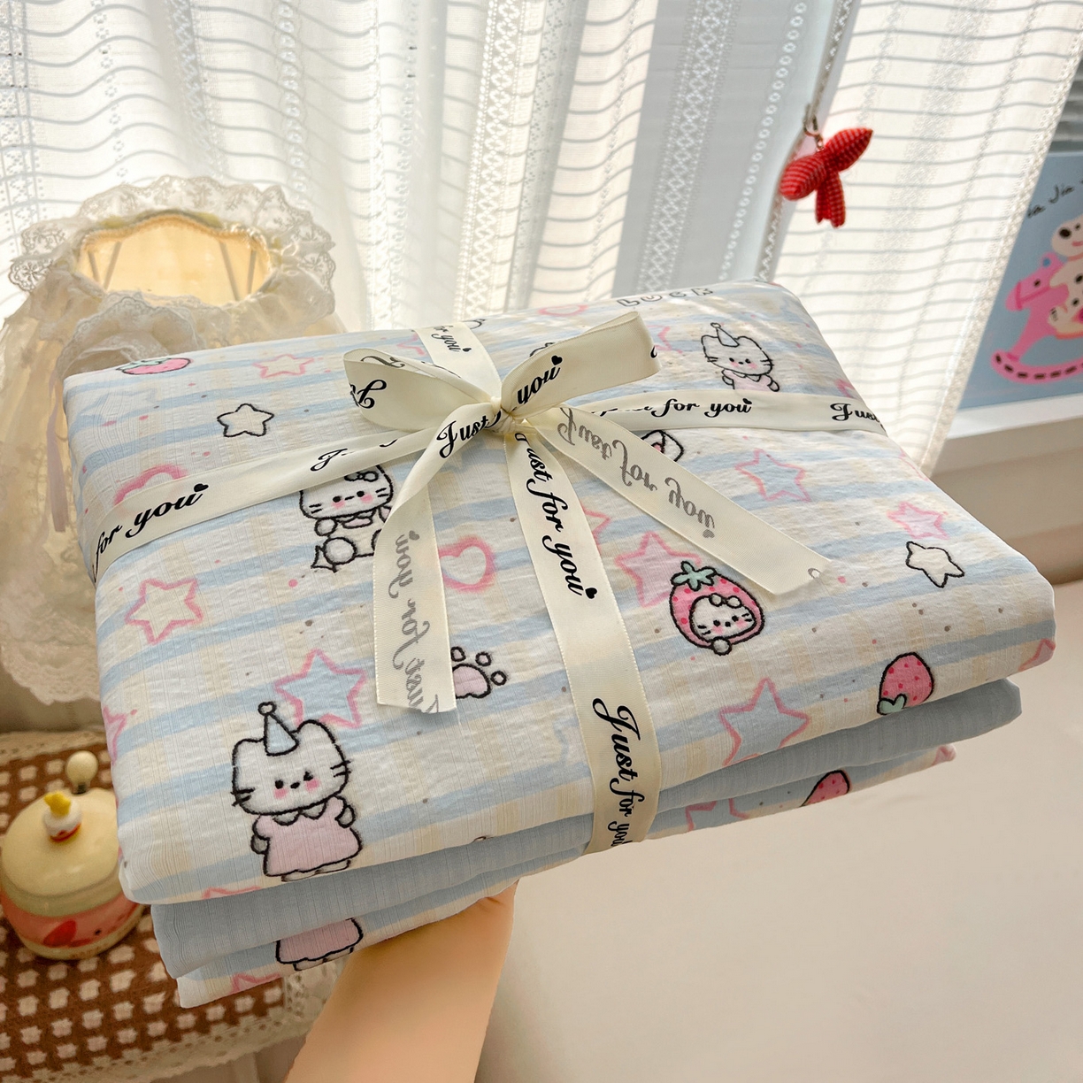 91家纺网 家纺一手货源 找家纺 水木坊 2026新款云感简单款系列四件套 切块草莓猫