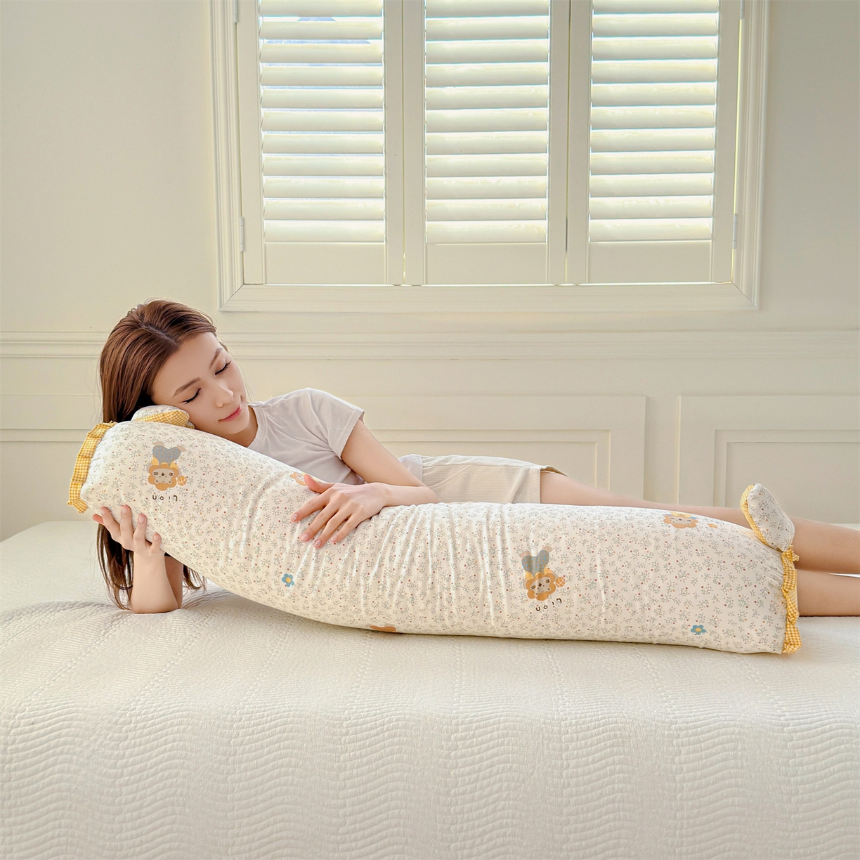 91家纺网 家纺一手货源 找家纺 麦肯锡 2026新款卡通糖果抱枕夹腿抱枕 甜萌小狮子【模特图】/只