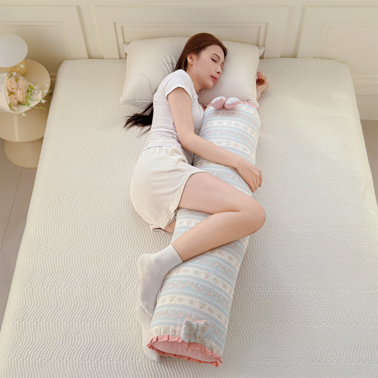 91家纺网 家纺一手货源 找家纺 麦肯锡 2026新款卡通糖果抱枕夹腿抱枕 云边花影【模特图】/只