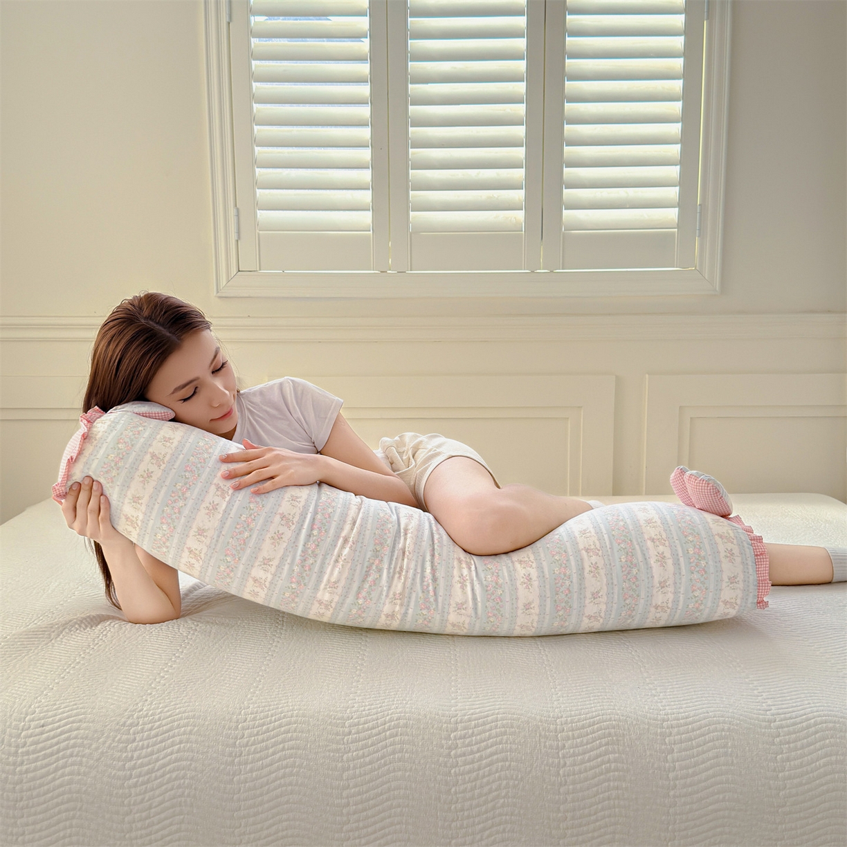 91家纺网 家纺一手货源 找家纺 麦肯锡 2026新款卡通糖果抱枕夹腿抱枕 云边花影【模特图】/只
