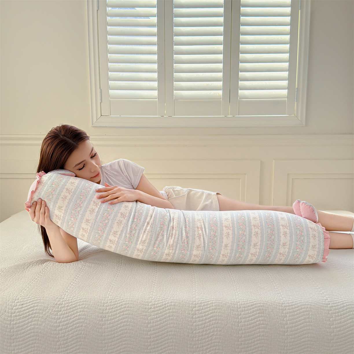 91家纺网 家纺一手货源 找家纺 麦肯锡 2026新款卡通糖果抱枕夹腿抱枕 云边花影【模特图】/只