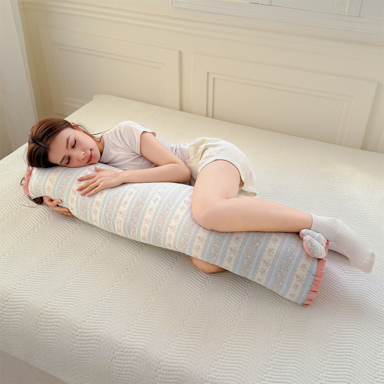 91家纺网 家纺一手货源 找家纺 麦肯锡 2026新款卡通糖果抱枕夹腿抱枕 云边花影【模特图】/只