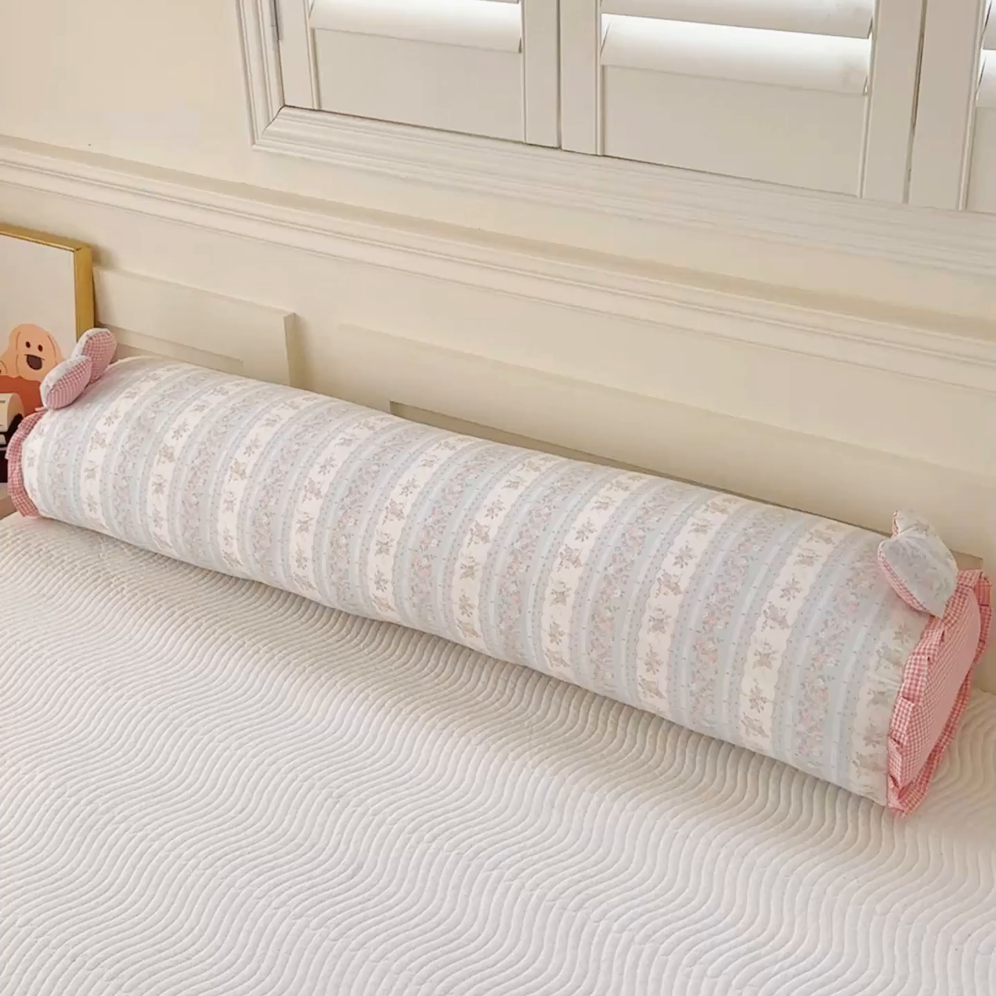 91家纺网 家纺一手货源 找家纺 麦肯锡 2026新款卡通糖果抱枕夹腿抱枕 云边花影【模特图】/只