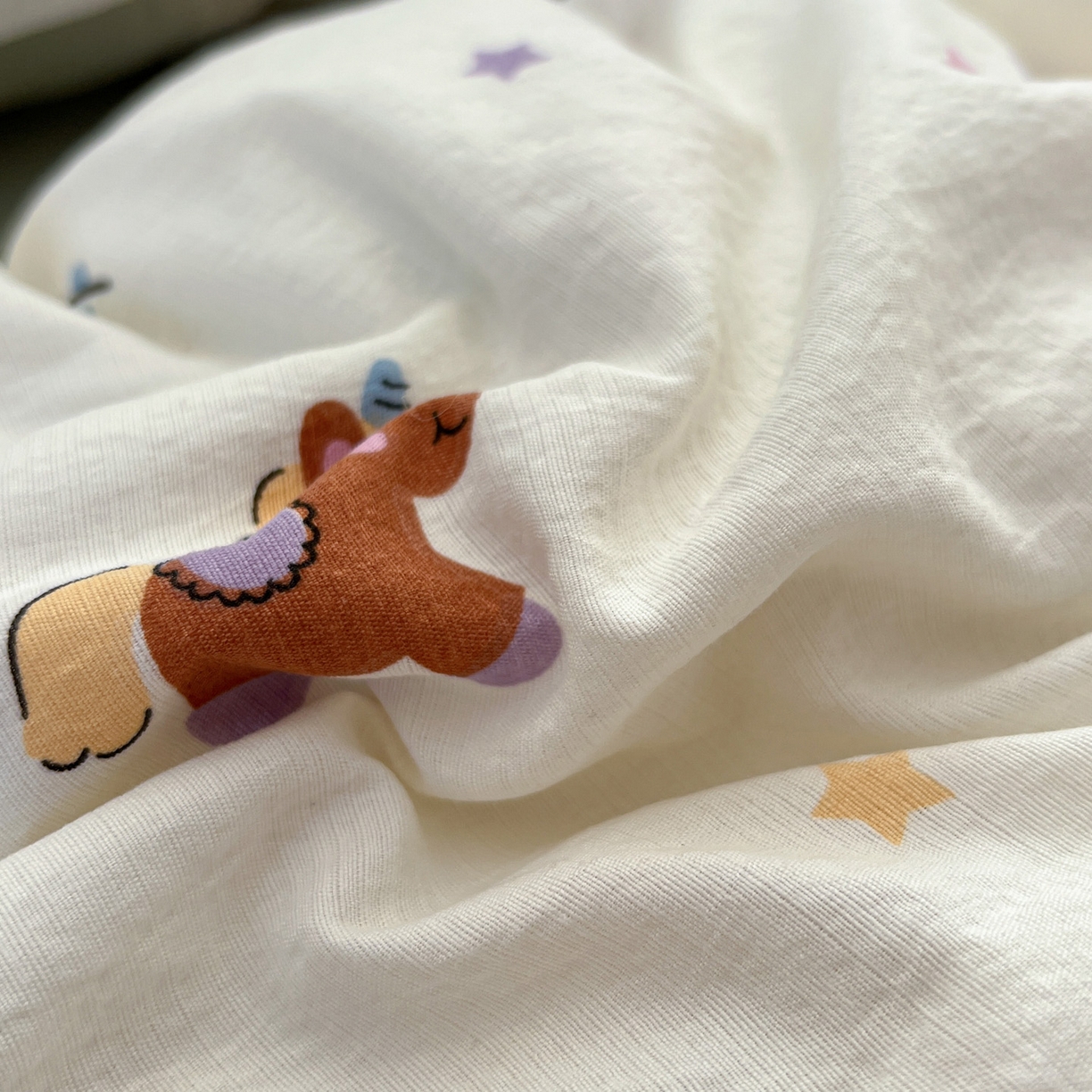 91家纺网 家纺一手货源 找家纺 水木坊 2026新款云感简单款系列四件套 童年木马