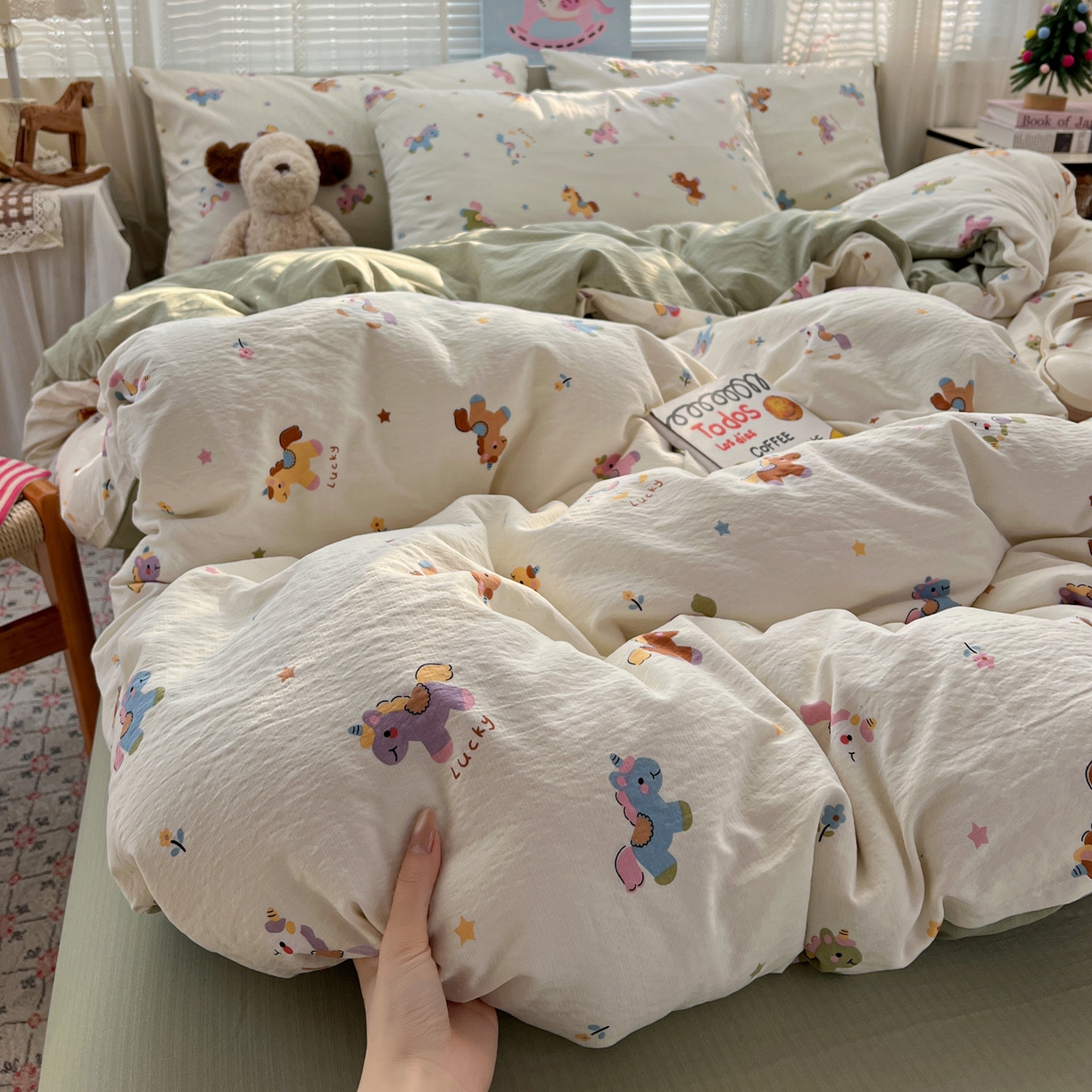 91家纺网 家纺一手货源 找家纺 水木坊 2026新款云感简单款系列四件套 童年木马