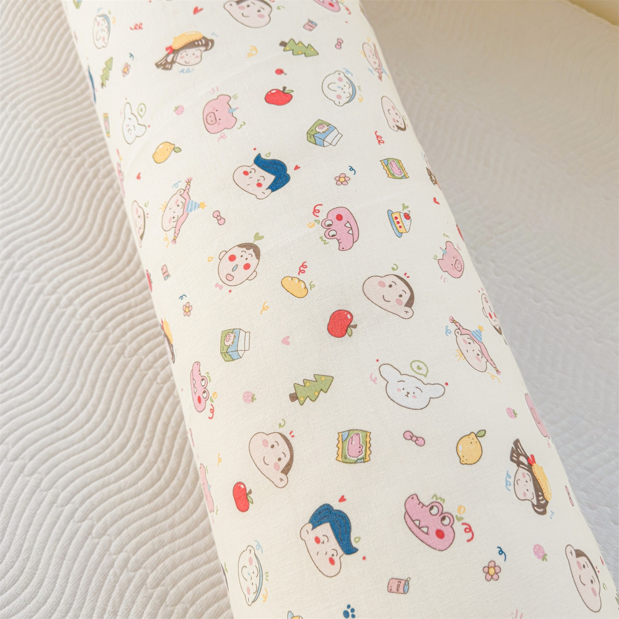 91家纺网 家纺一手货源 找家纺 麦肯锡 2026新款卡通糖果抱枕夹腿抱枕 快乐星球家【产品图】/对