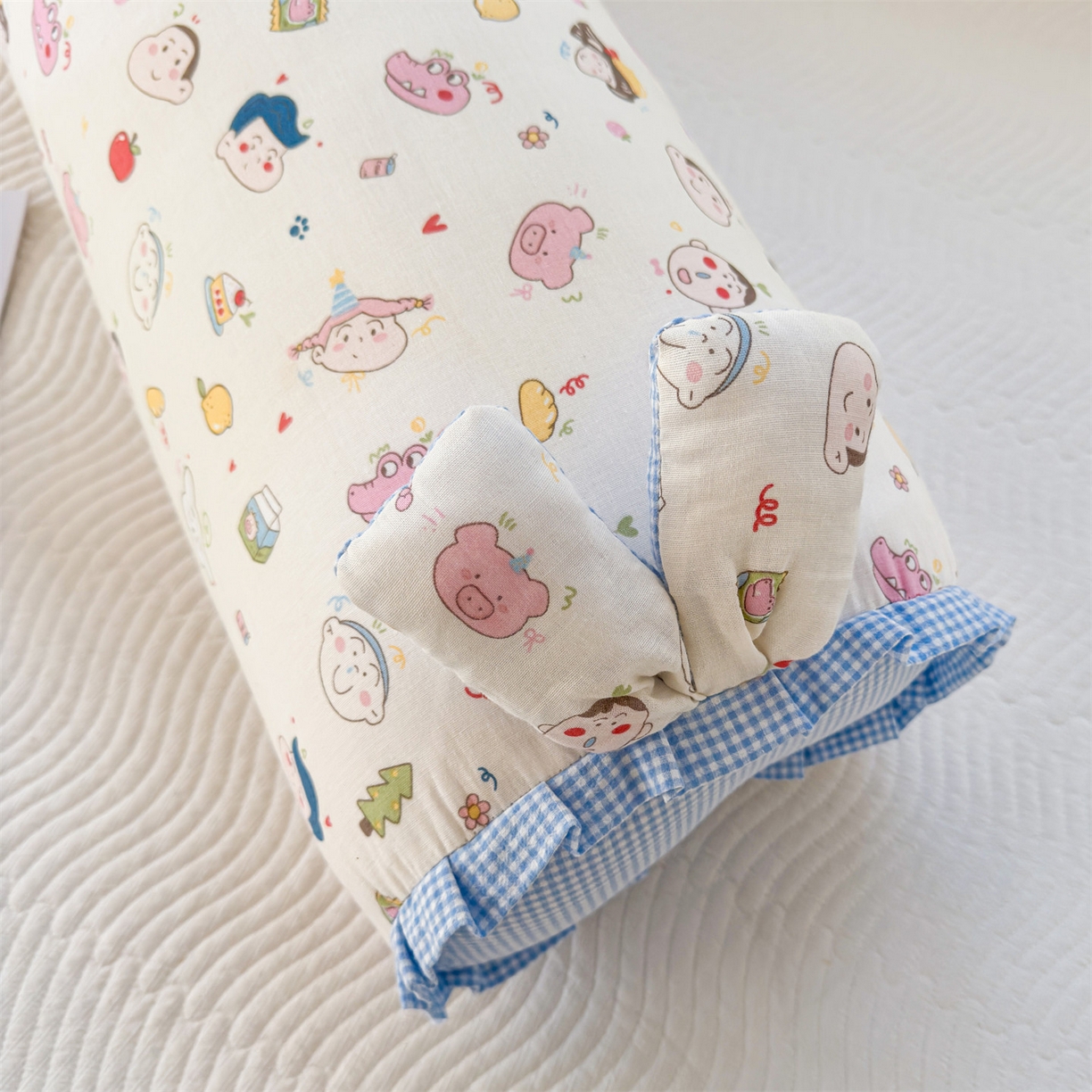 91家纺网 家纺一手货源 找家纺 麦肯锡 2026新款卡通糖果抱枕夹腿抱枕 快乐星球家【产品图】/对