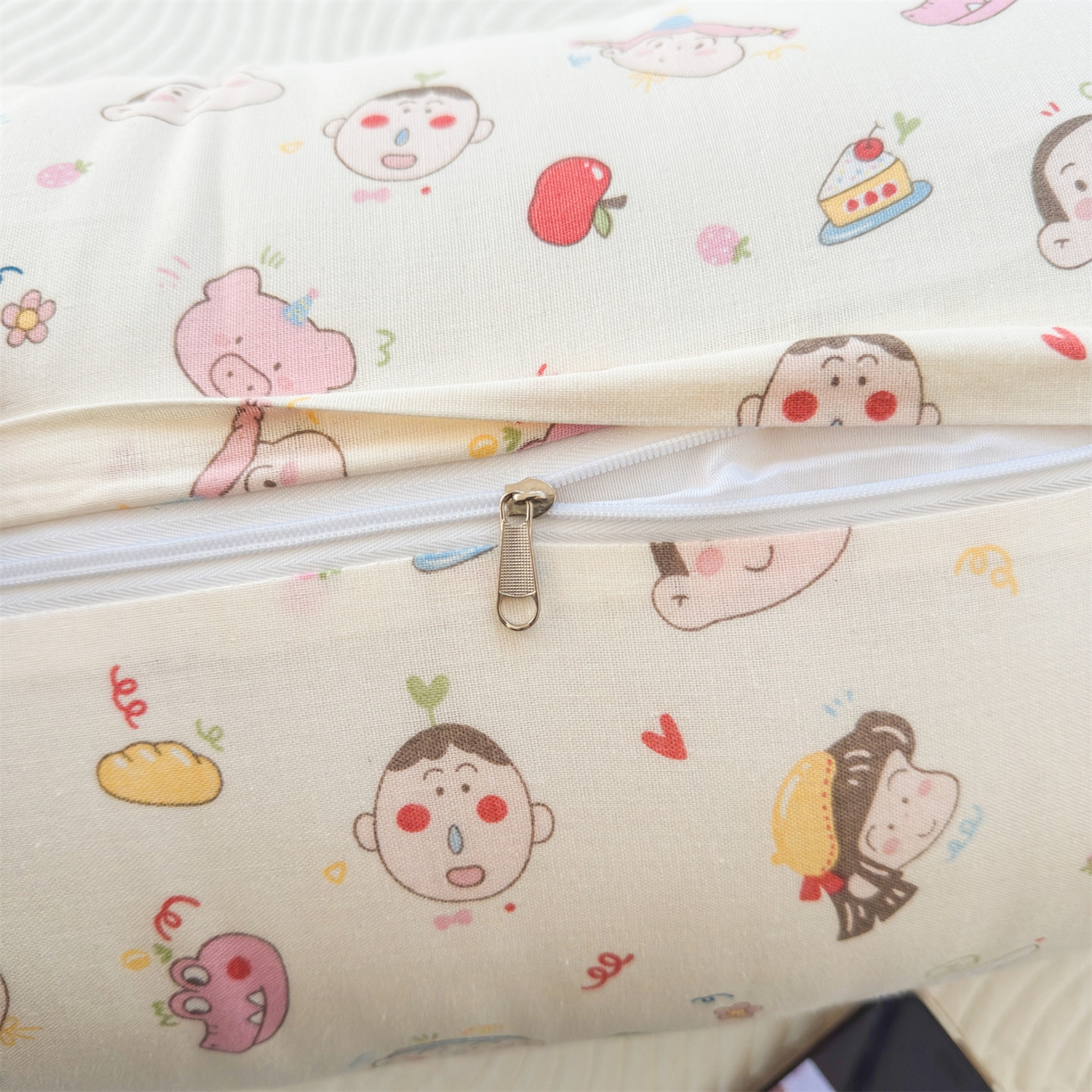 91家纺网 家纺一手货源 找家纺 麦肯锡 2026新款卡通糖果抱枕夹腿抱枕 快乐星球家【产品图】/对