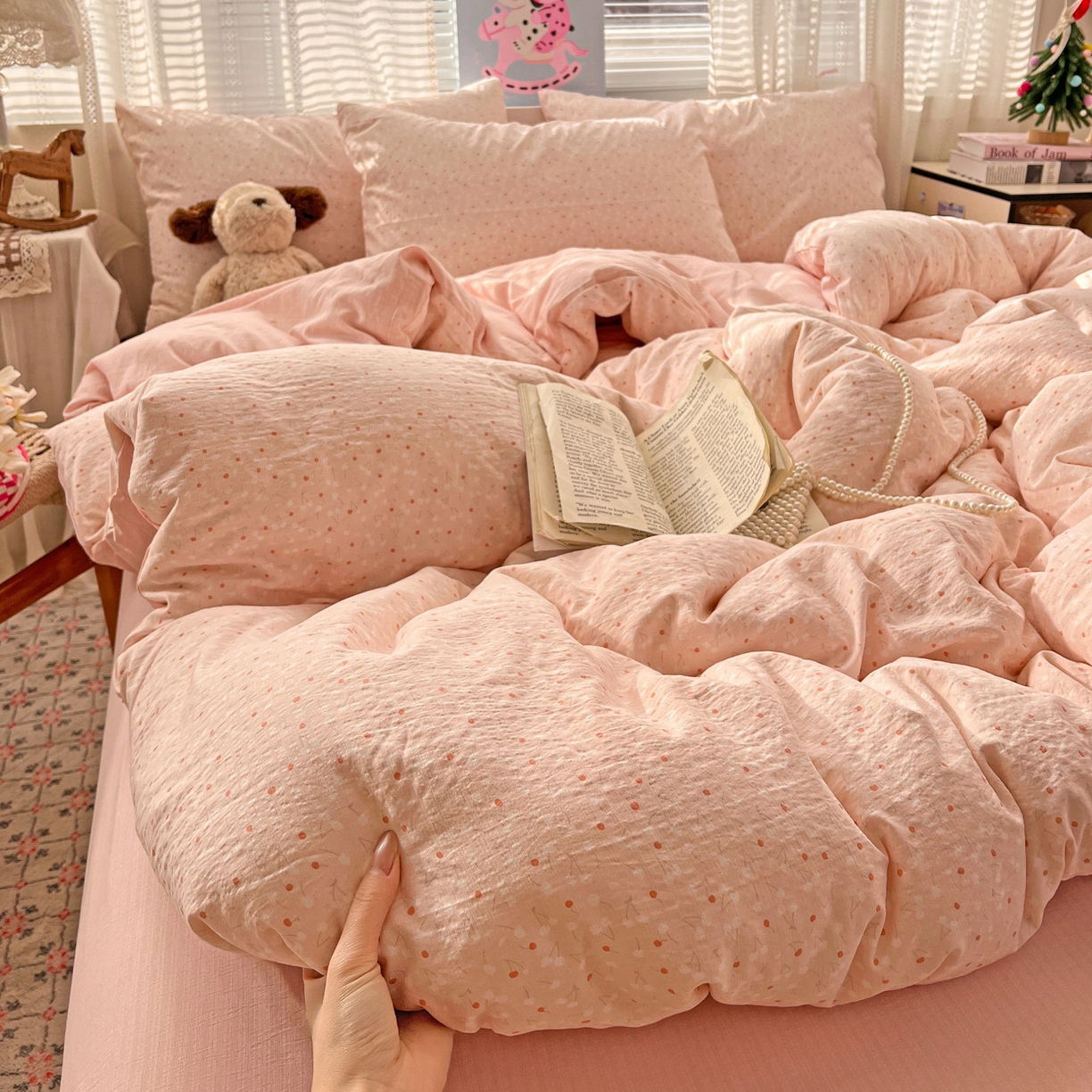 91家纺网 家纺一手货源 找家纺 水木坊 2026新款云感简单款系列四件套 樱桃奶球