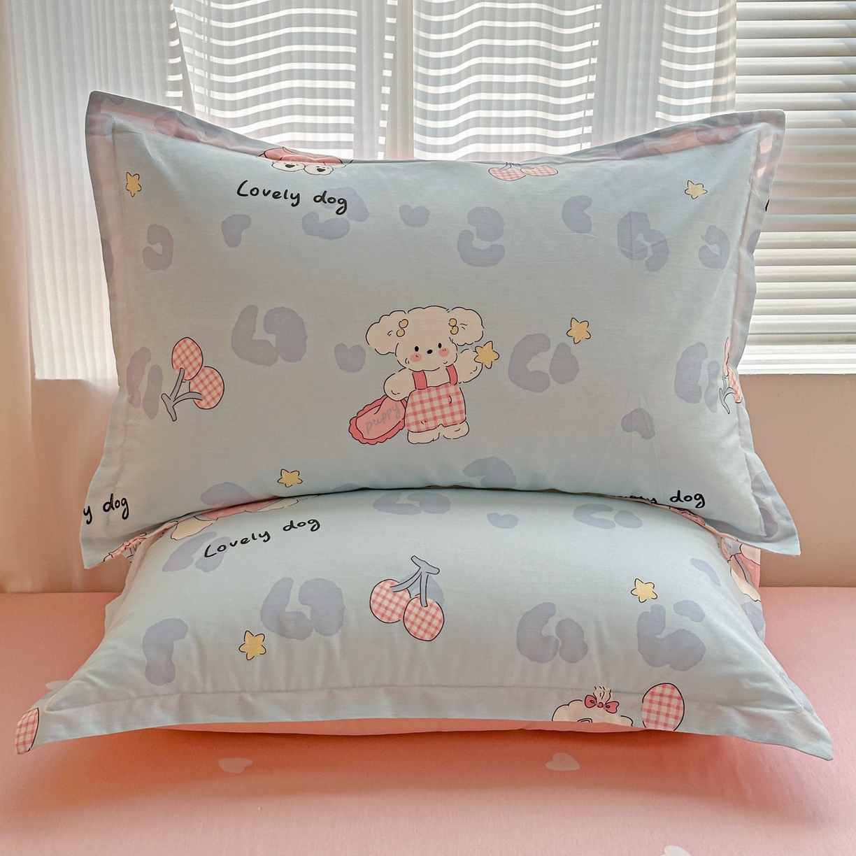 91家纺网 家纺一手货源 找家纺 春雨家居 2026新款全棉印花ins减龄可爱小清新单枕套 比星邦尼狗