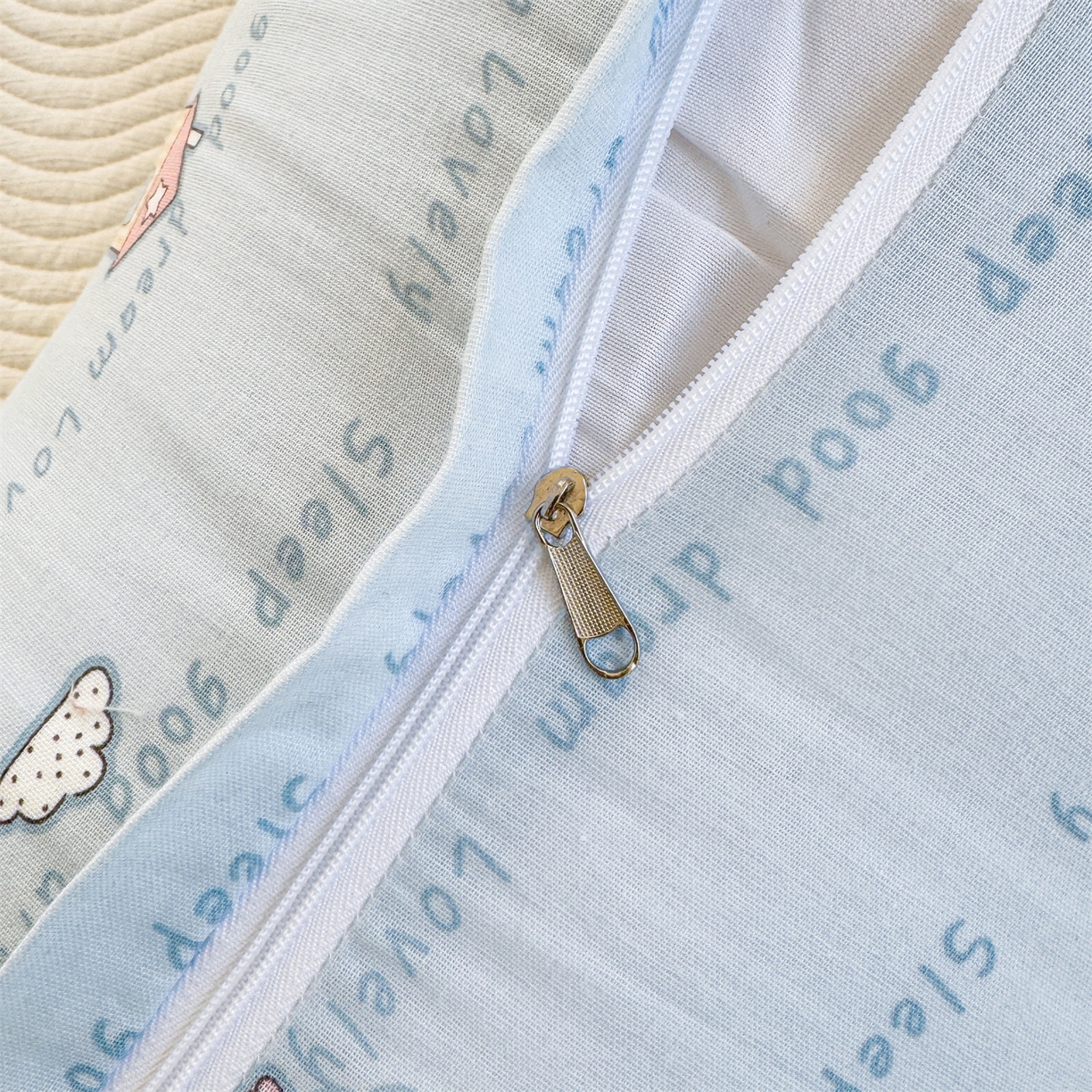 91家纺网 家纺一手货源 找家纺 麦肯锡 2026新款卡通糖果抱枕夹腿抱枕 萌趣动物园【产品图】/对