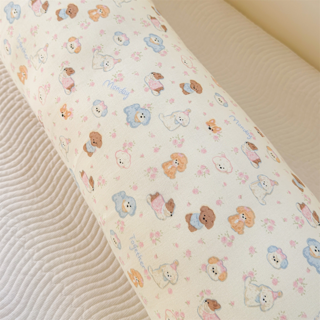 91家纺网 家纺一手货源 找家纺 麦肯锡 2026新款卡通糖果抱枕夹腿抱枕 萌犬崽崽【产品图】/对