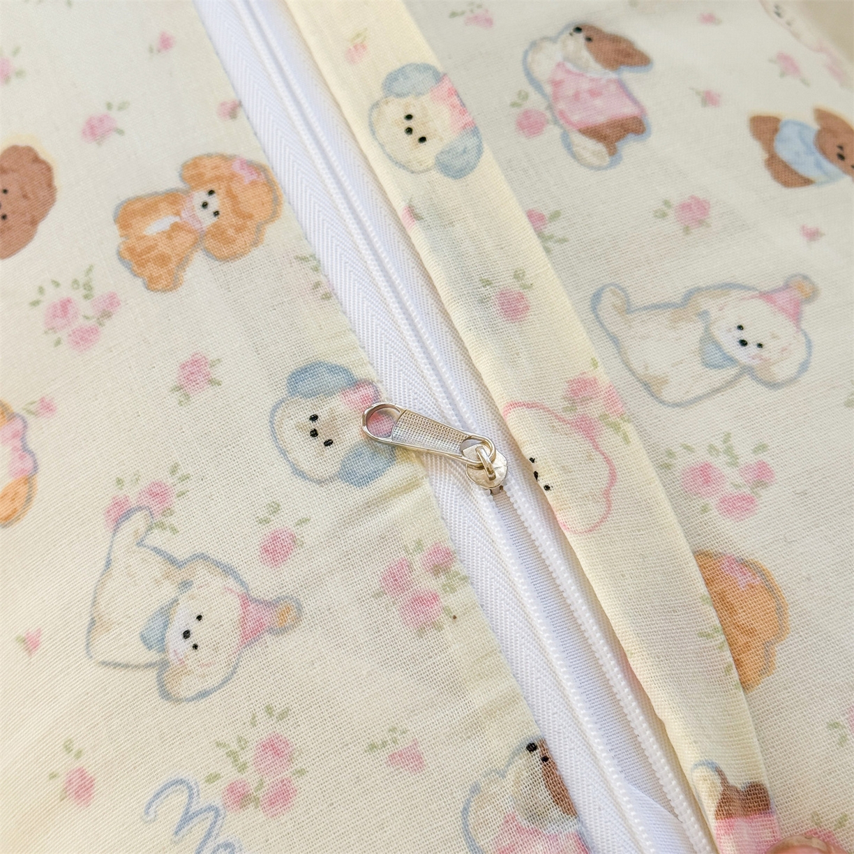 91家纺网 家纺一手货源 找家纺 麦肯锡 2026新款卡通糖果抱枕夹腿抱枕 萌犬崽崽【产品图】/对