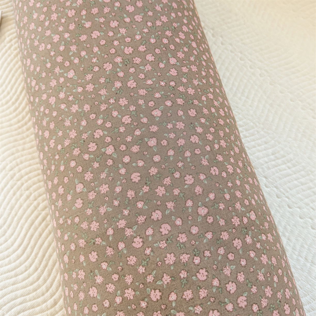 91家纺网 家纺一手货源 找家纺 麦肯锡 2026新款卡通糖果抱枕夹腿抱枕 暖暖花仔【产品图】/对