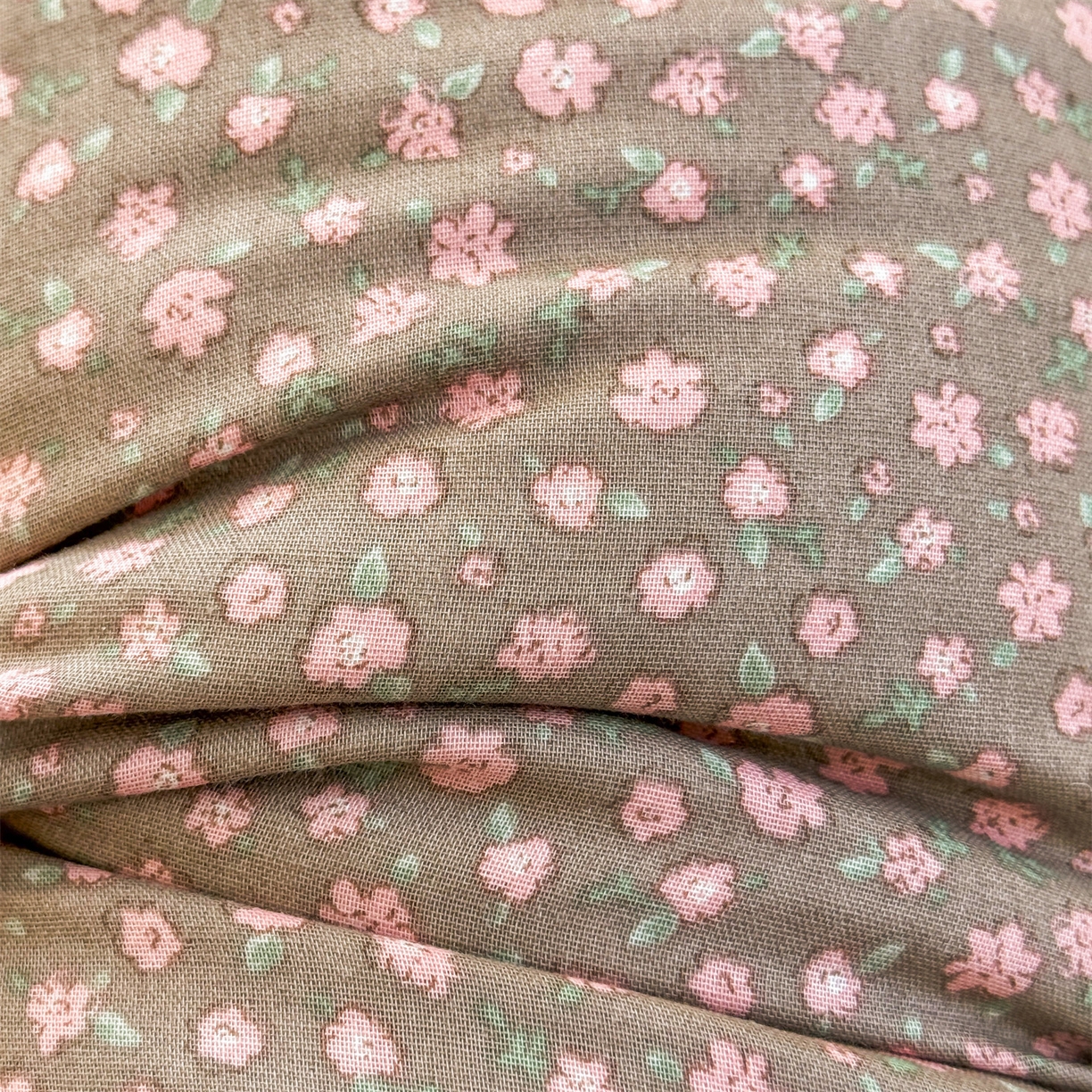 91家纺网 家纺一手货源 找家纺 麦肯锡 2026新款卡通糖果抱枕夹腿抱枕 暖暖花仔【产品图】/对