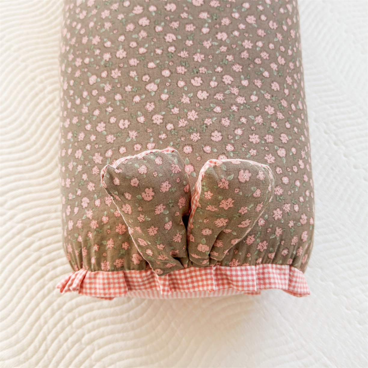 91家纺网 家纺一手货源 找家纺 麦肯锡 2026新款卡通糖果抱枕夹腿抱枕 暖暖花仔【产品图】/对