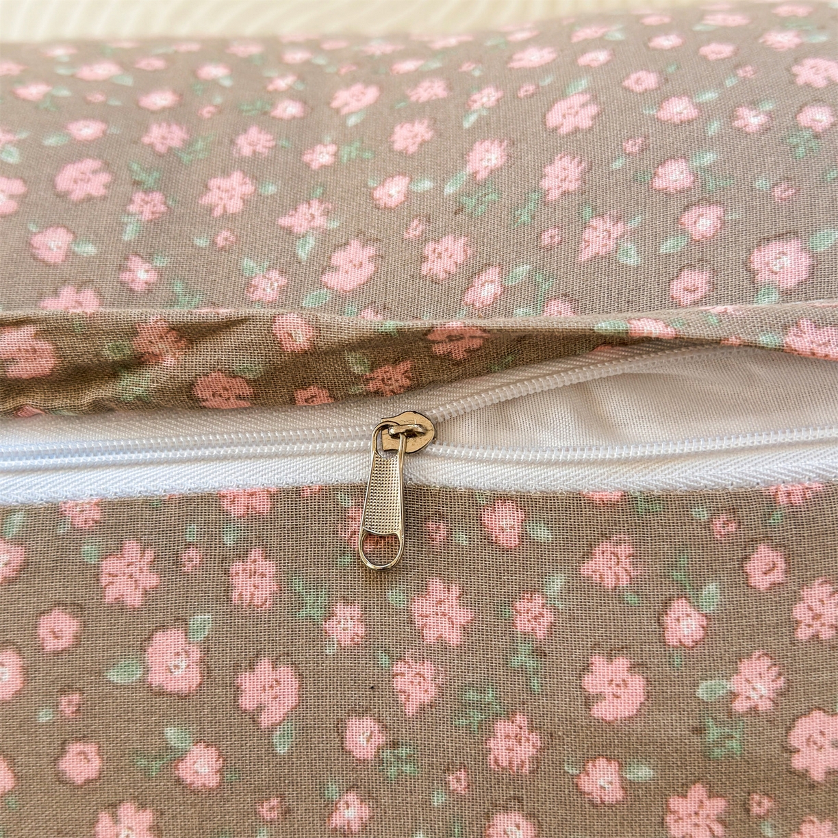 91家纺网 家纺一手货源 找家纺 麦肯锡 2026新款卡通糖果抱枕夹腿抱枕 暖暖花仔【产品图】/对