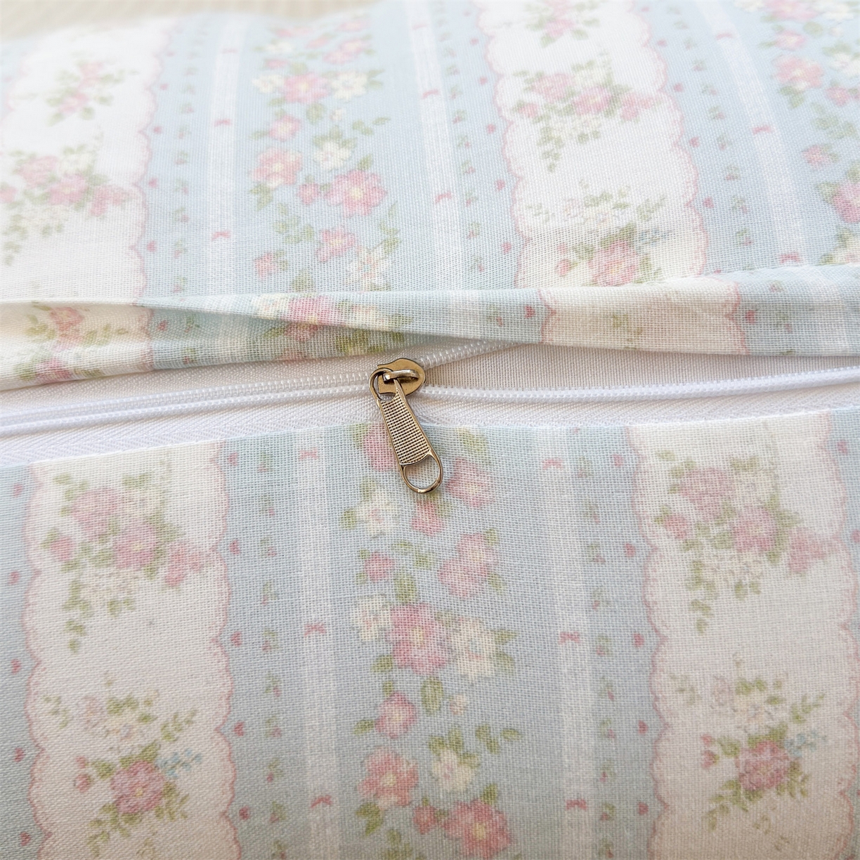 91家纺网 家纺一手货源 找家纺 麦肯锡 2026新款卡通糖果抱枕夹腿抱枕 云边花影【产品图】/对